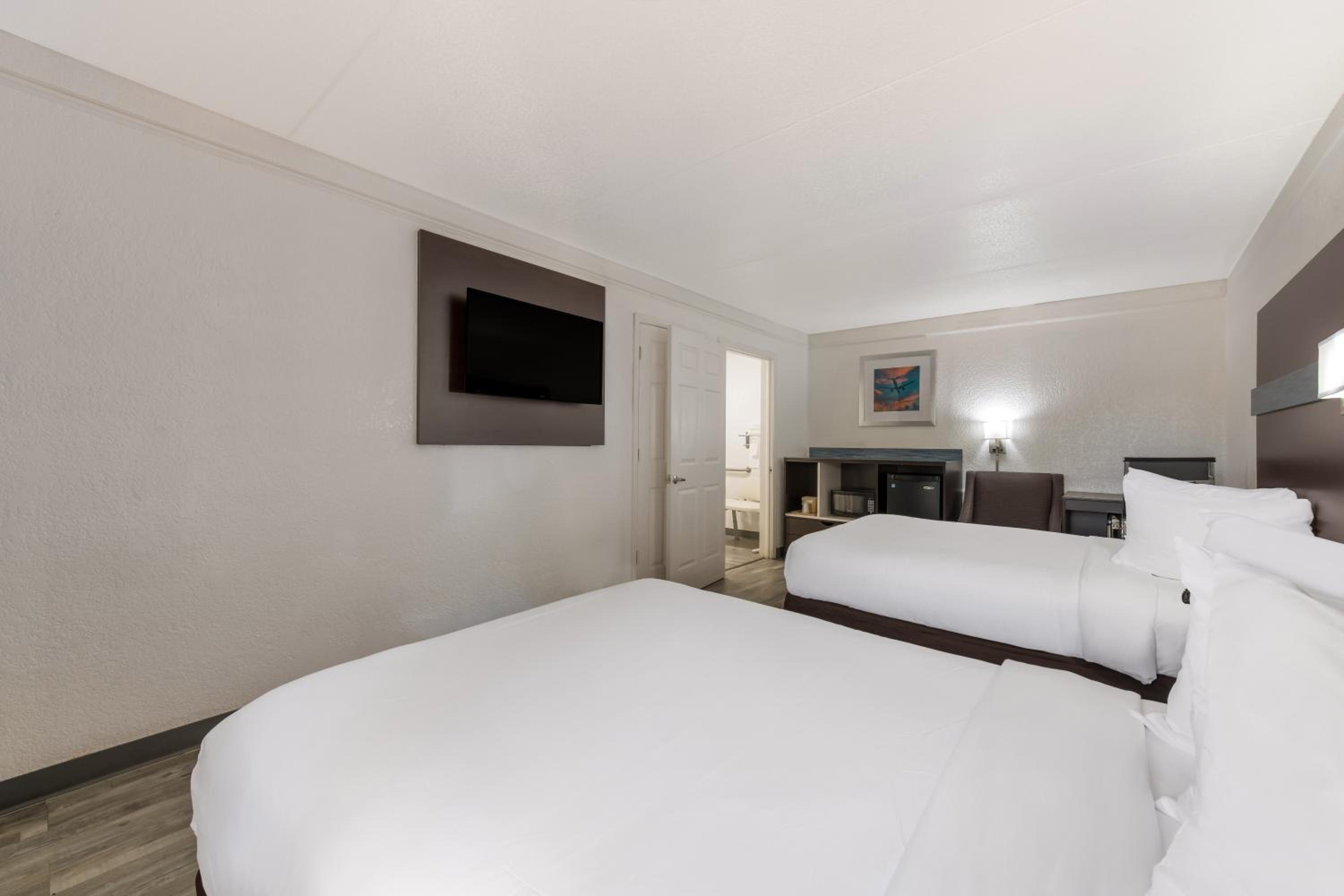 Double Room with Two Double Beds - Accessible/Non-Smoking - Photo 1