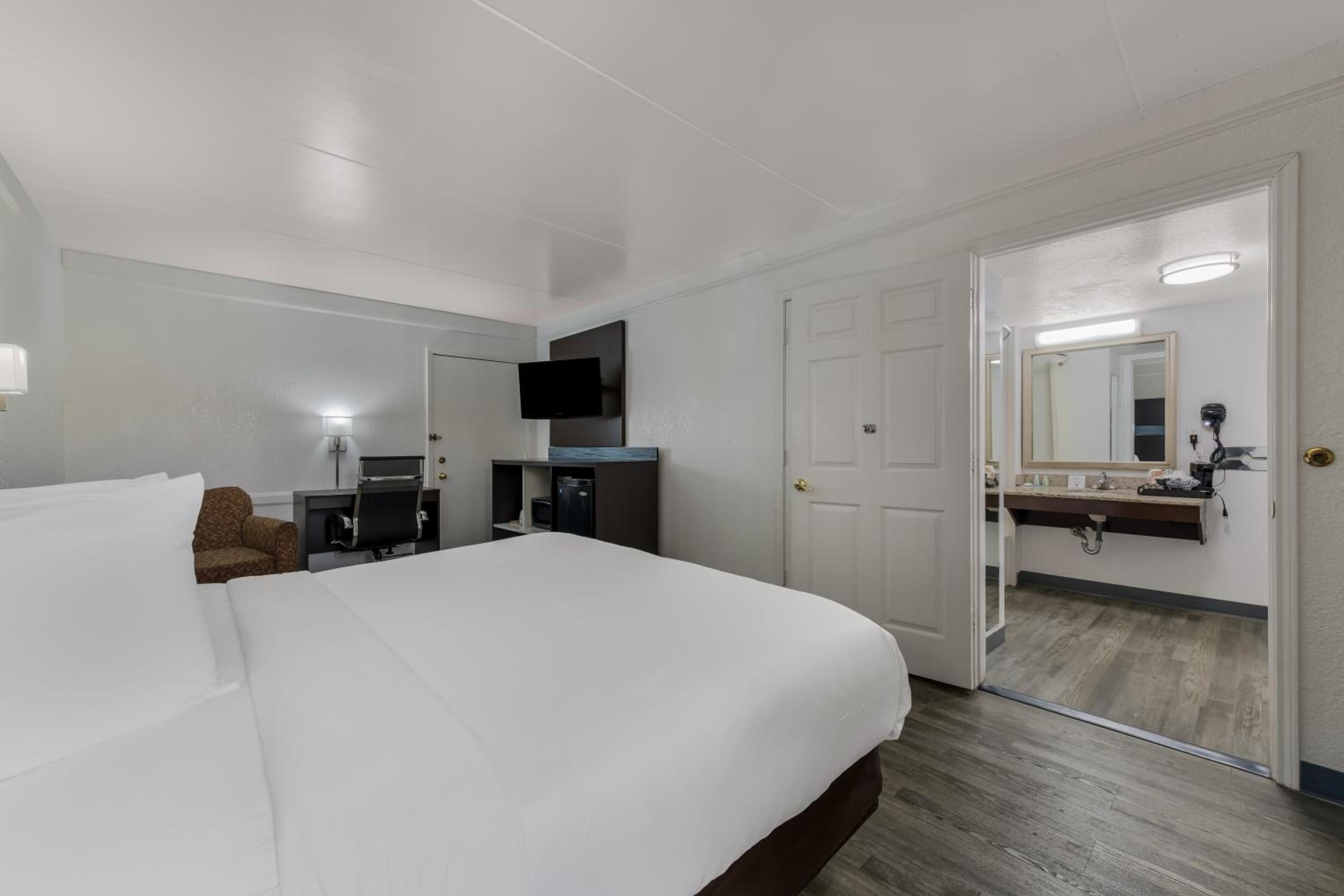 King Room - Accessible/Non-Smoking - Photo 7