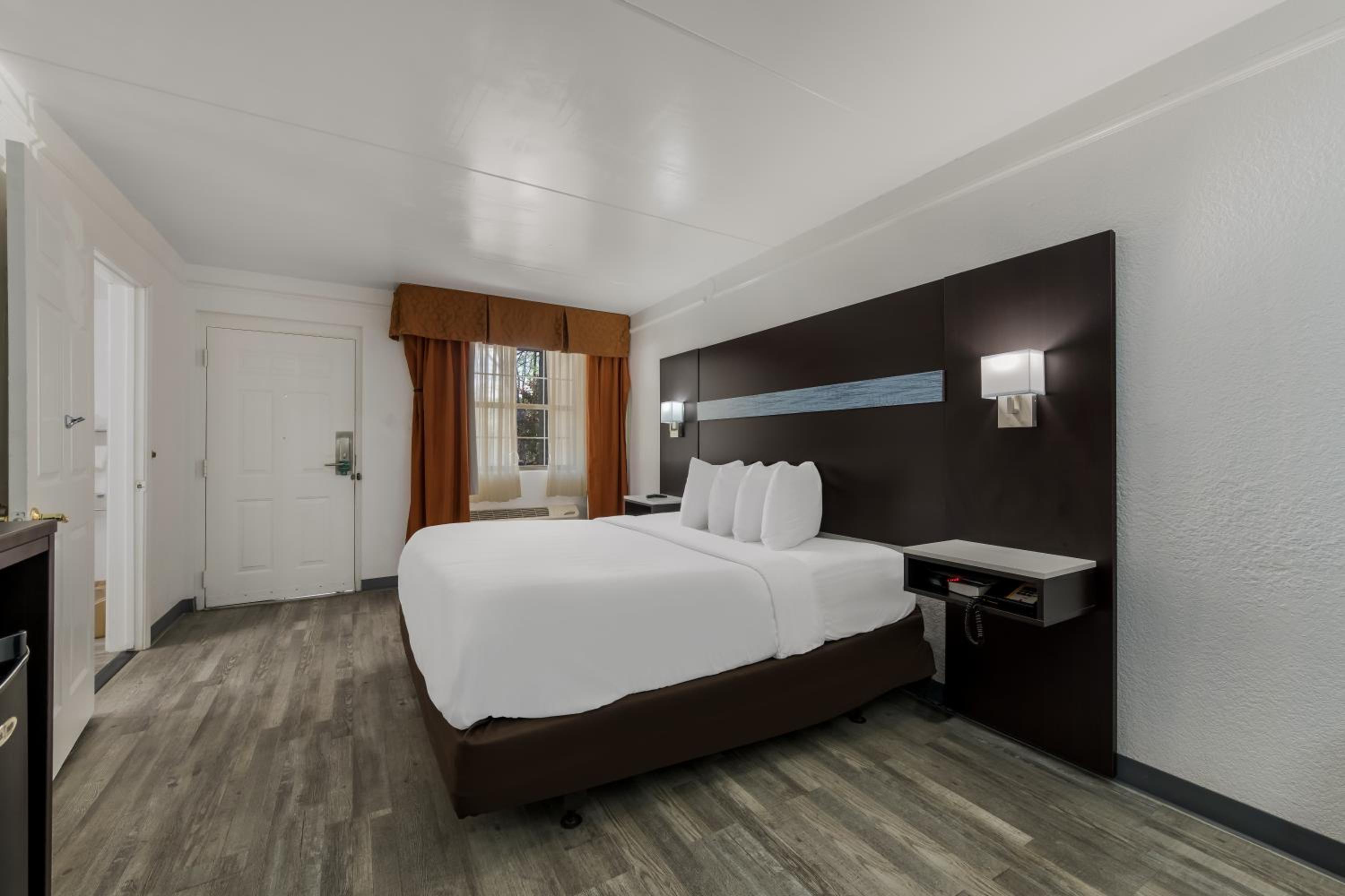King Room - Accessible/Non-Smoking - Photo 3