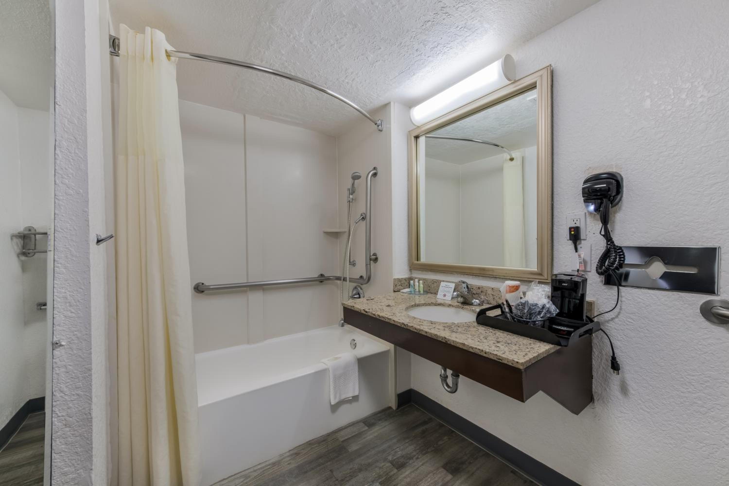 Double Room with Two Double Beds - Accessible/Non-Smoking - Photo 7