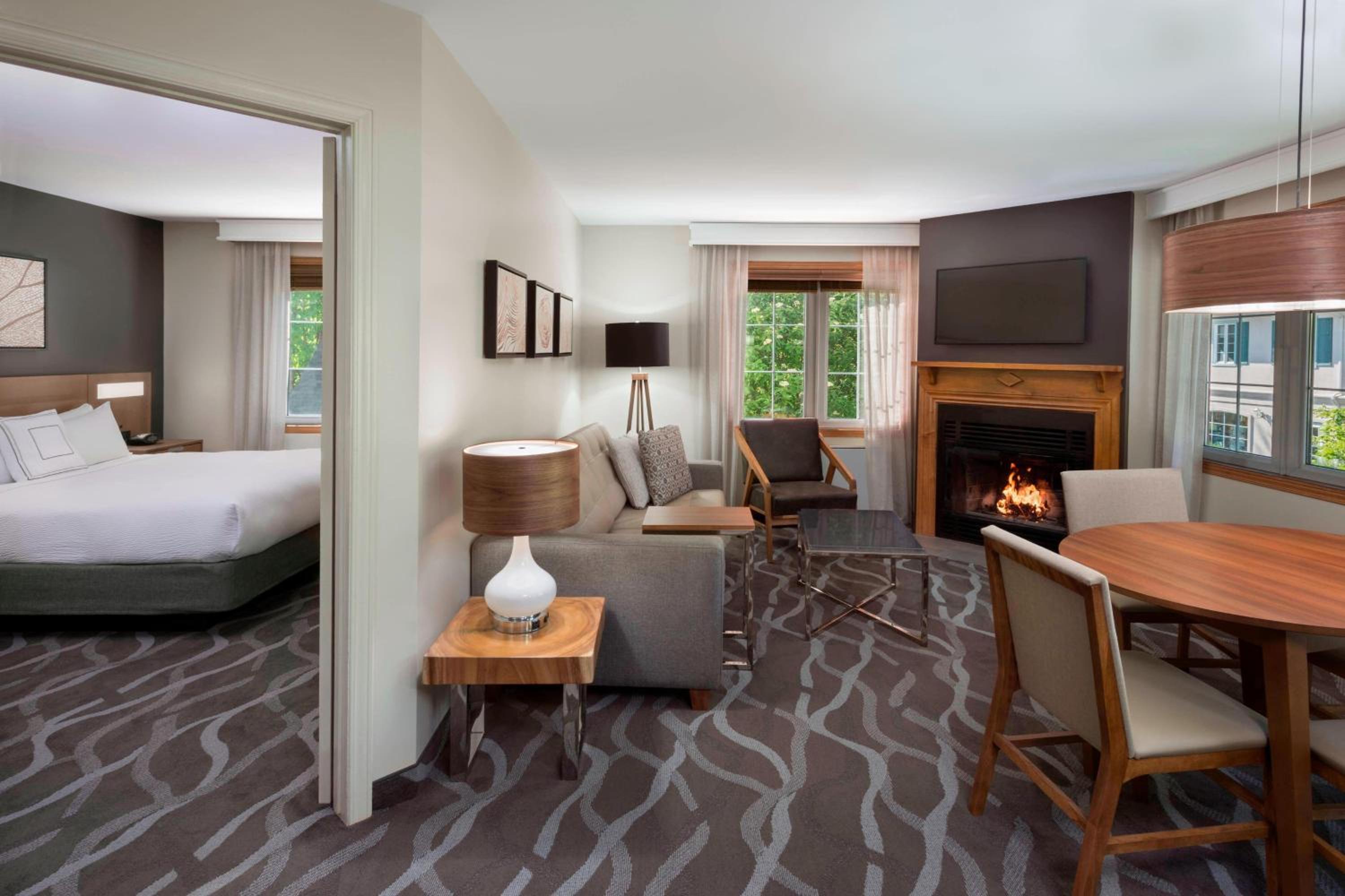 1 Bedroom Suite, 1 Queen, Sofa bed, Fireplace, Balcony - Photo 1