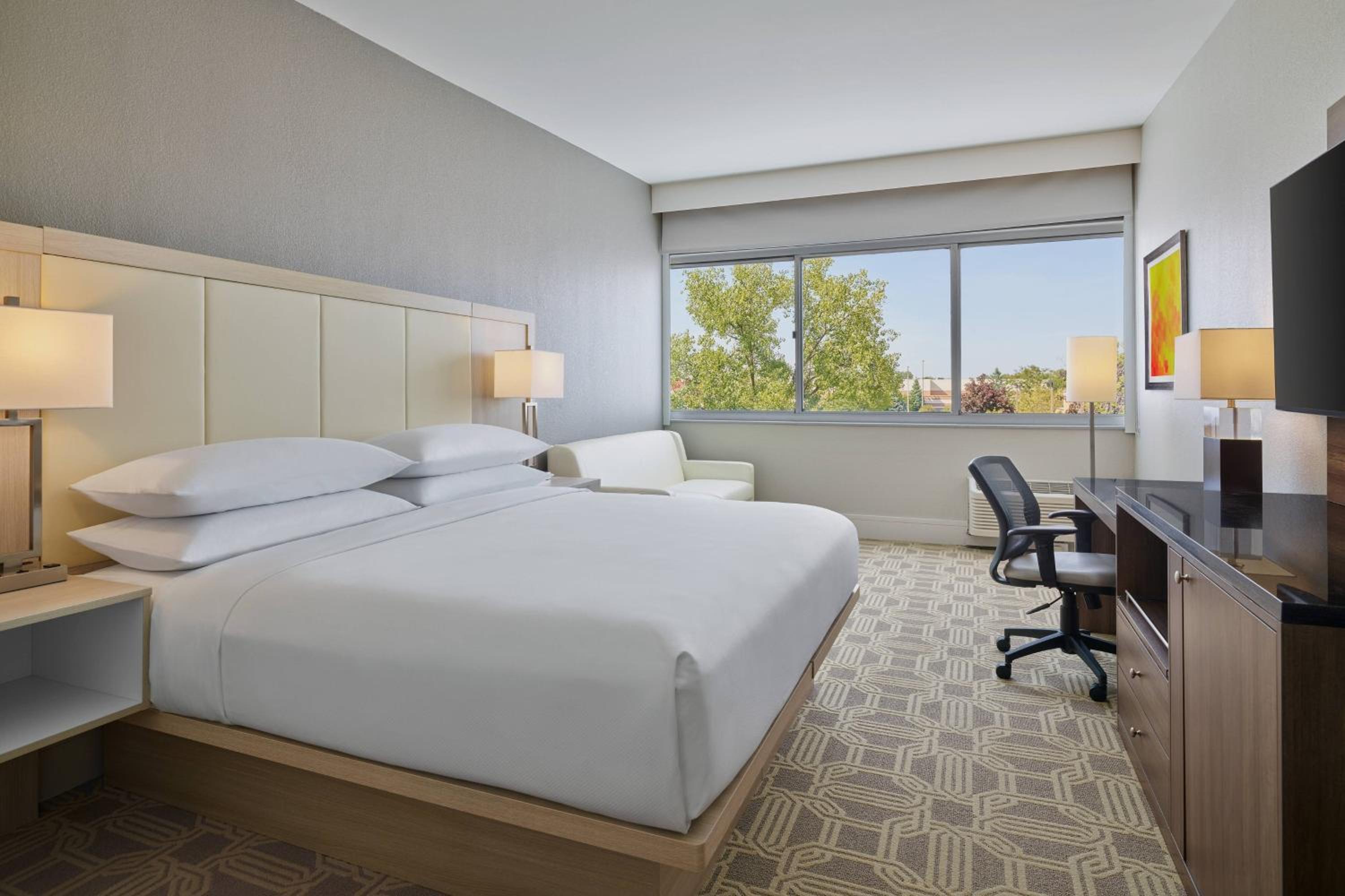 Guest Room, 1 King - Photo 1