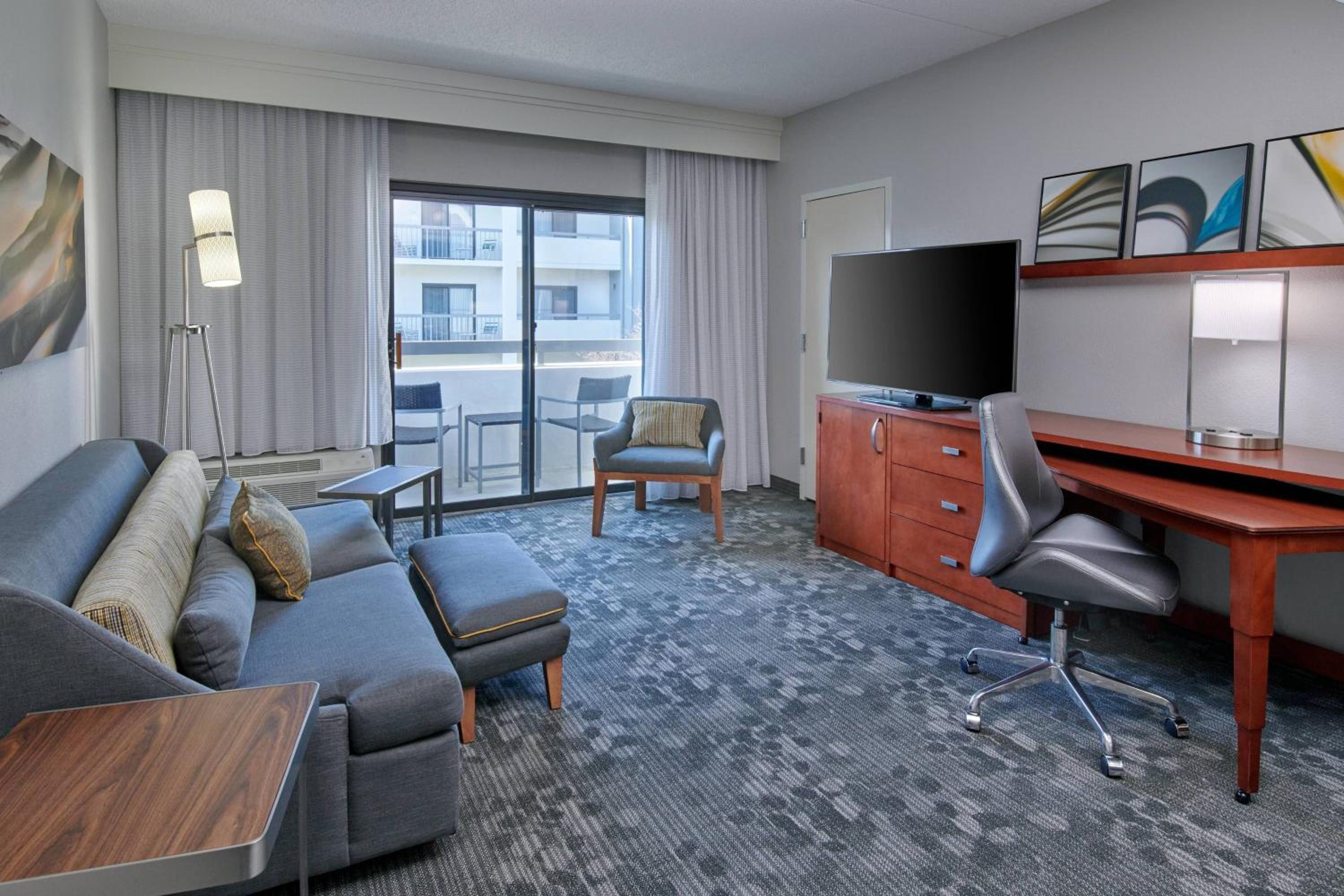 1 Bedroom Suite, 1 King, Sofa bed - Photo 2