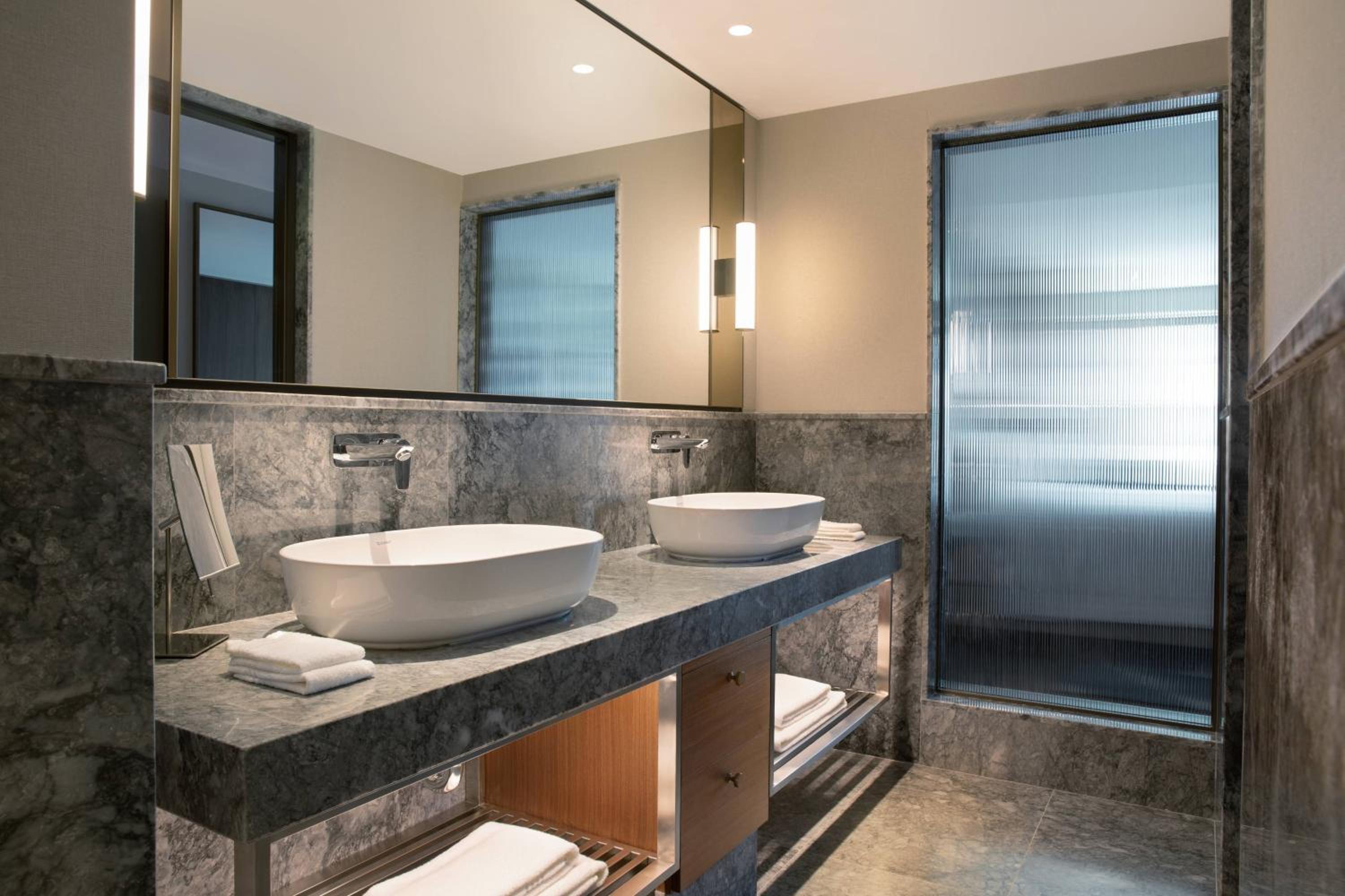 Executive King Room with City View, Executive lounge access