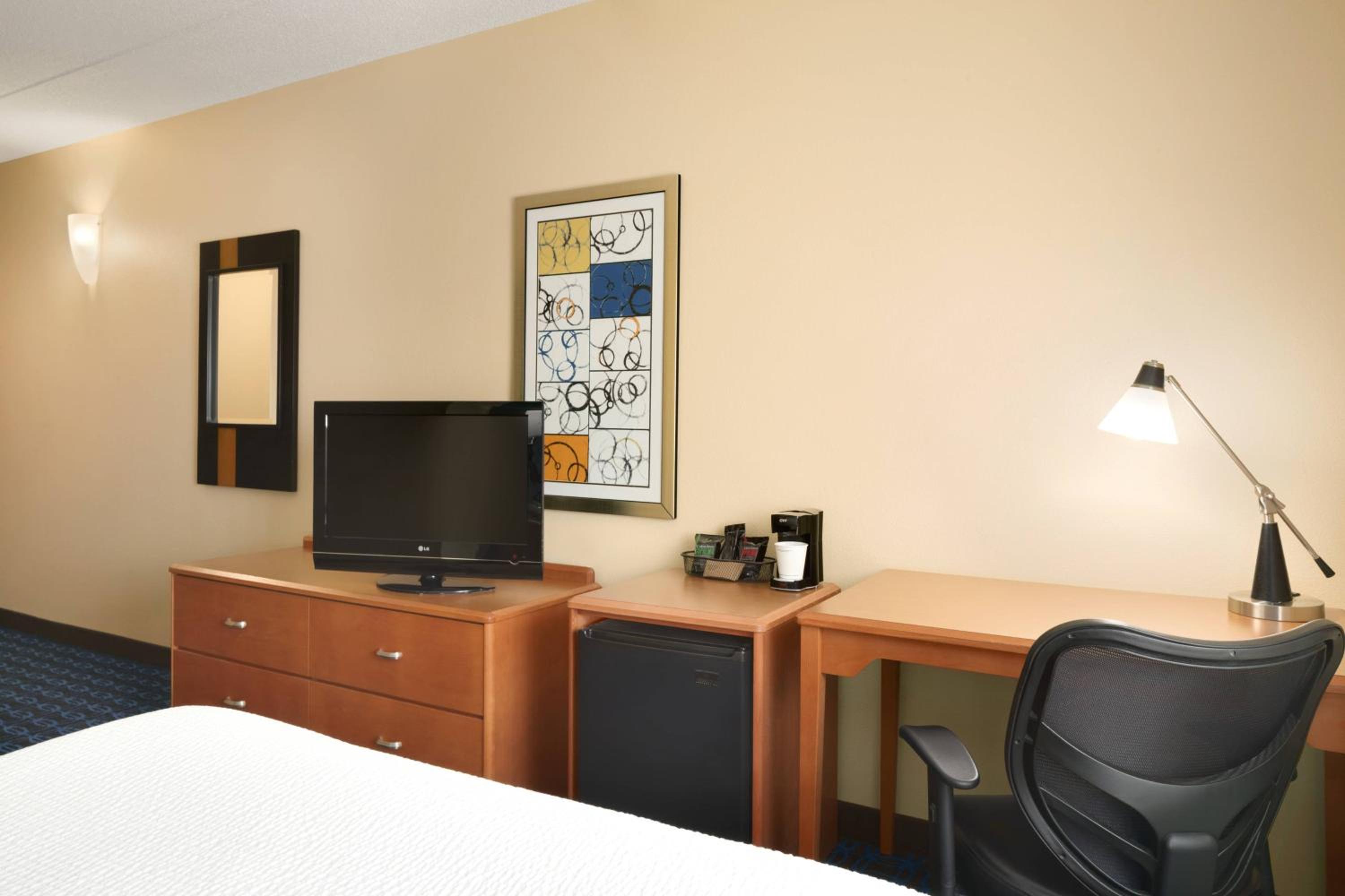 Guest Room with Queen Bed - Photo 2