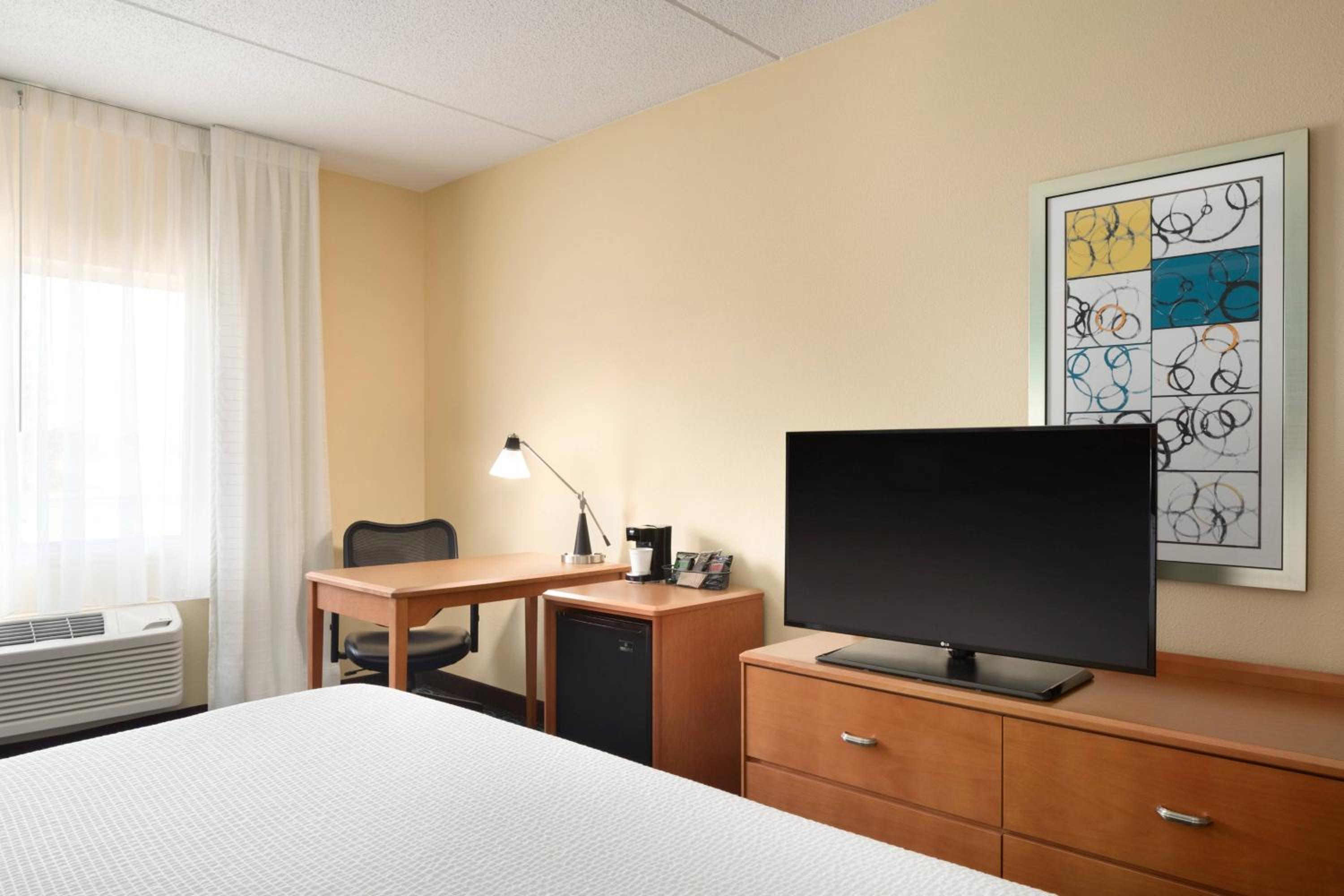 King Room with Adapted Tub - Mobility and Hearing Accessible - Photo 2