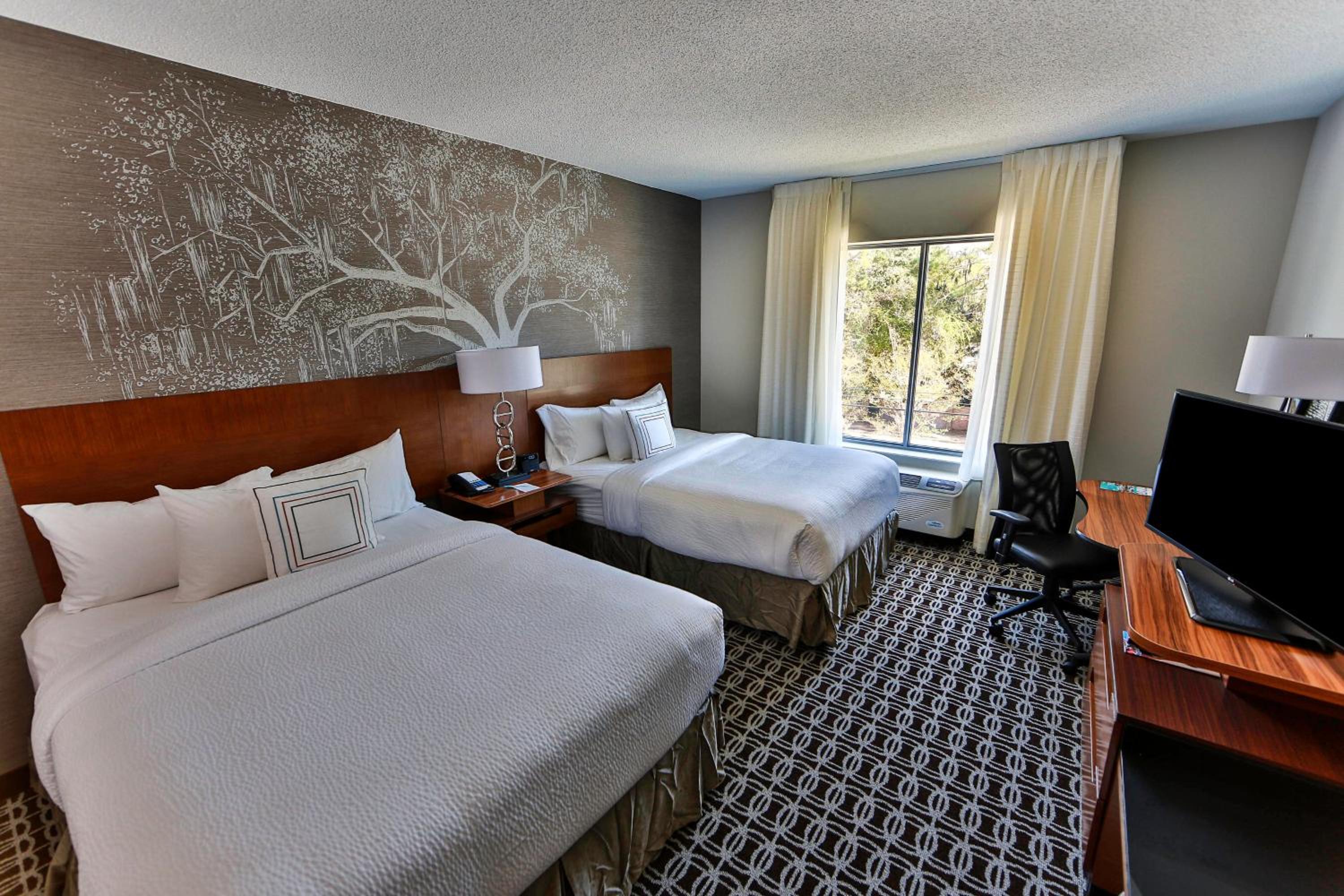 Queen Room with Two Queen Beds - Hearing Accessible