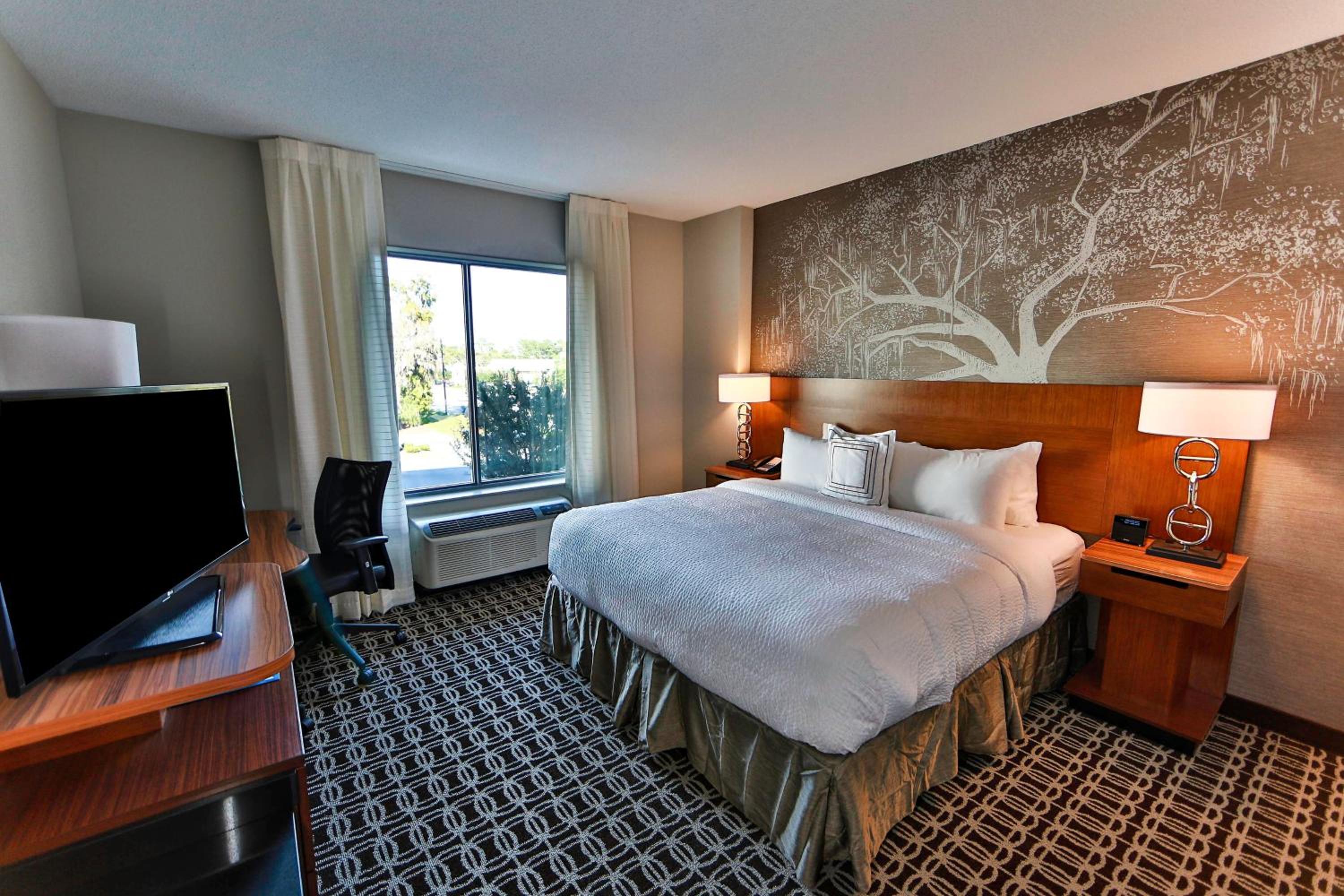 King Room with Roll-in Shower - Mobility Accessible