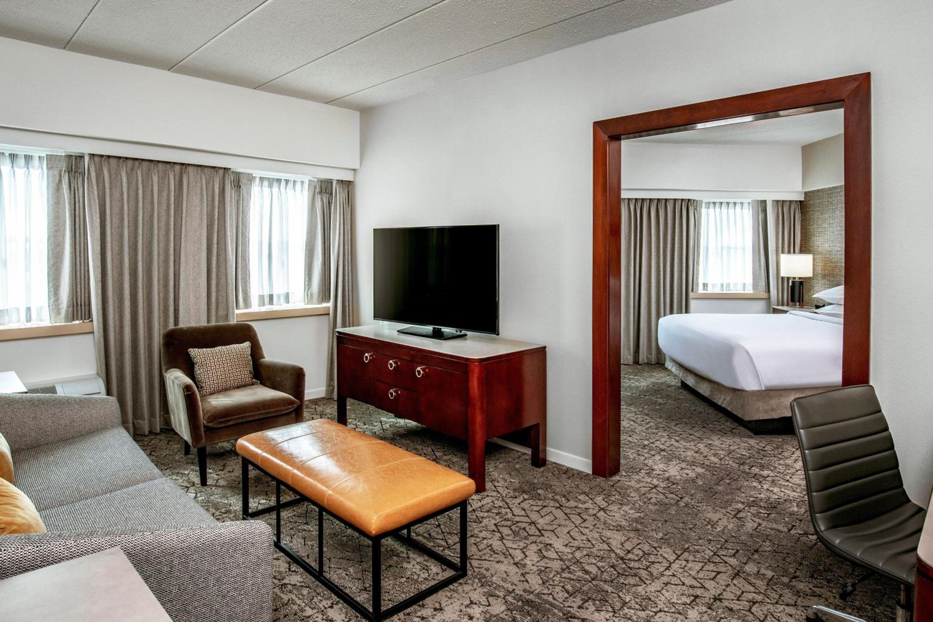 Concierge level, Suite, 1 King - Photo 1