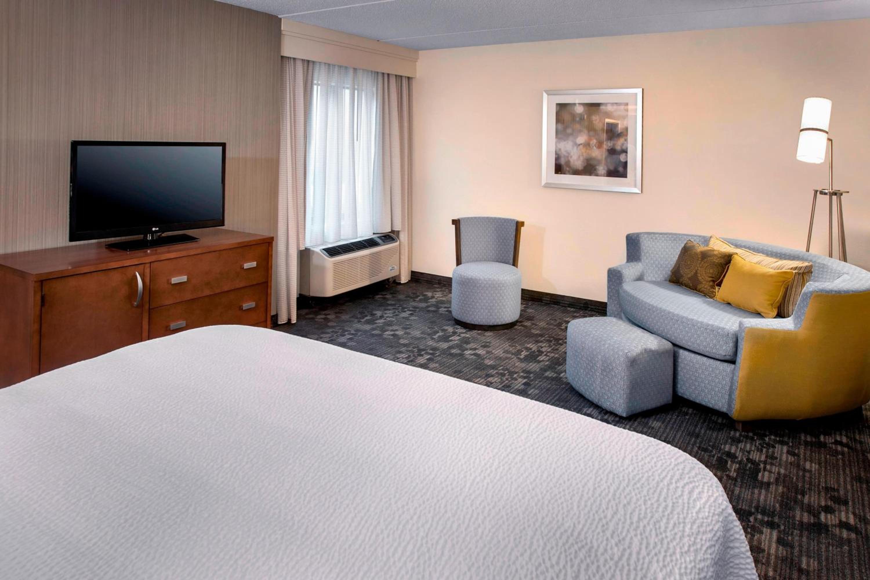 King Room with Sofa Bed - Photo 4