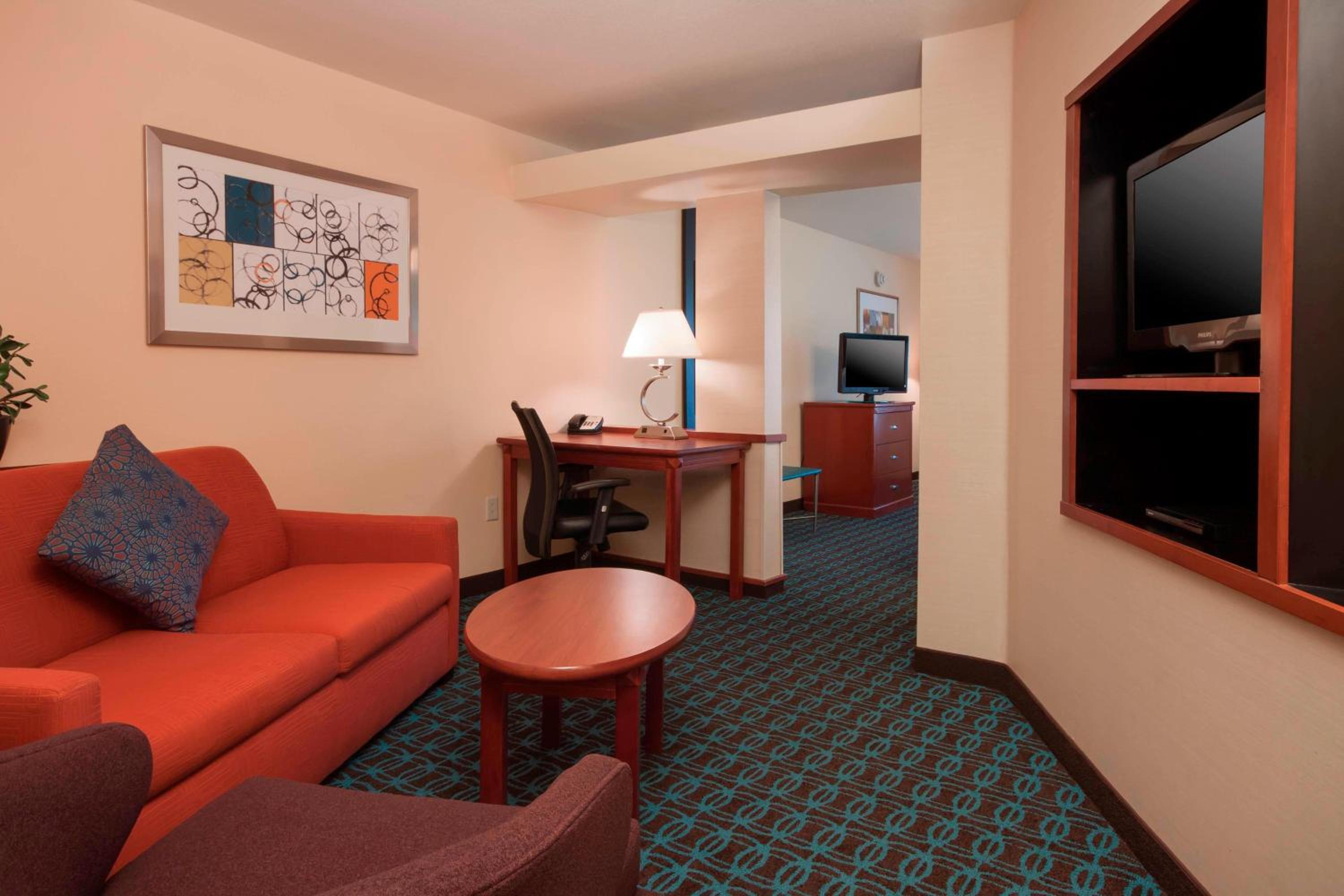 Queen Suite with Sofa Bed - Photo 4