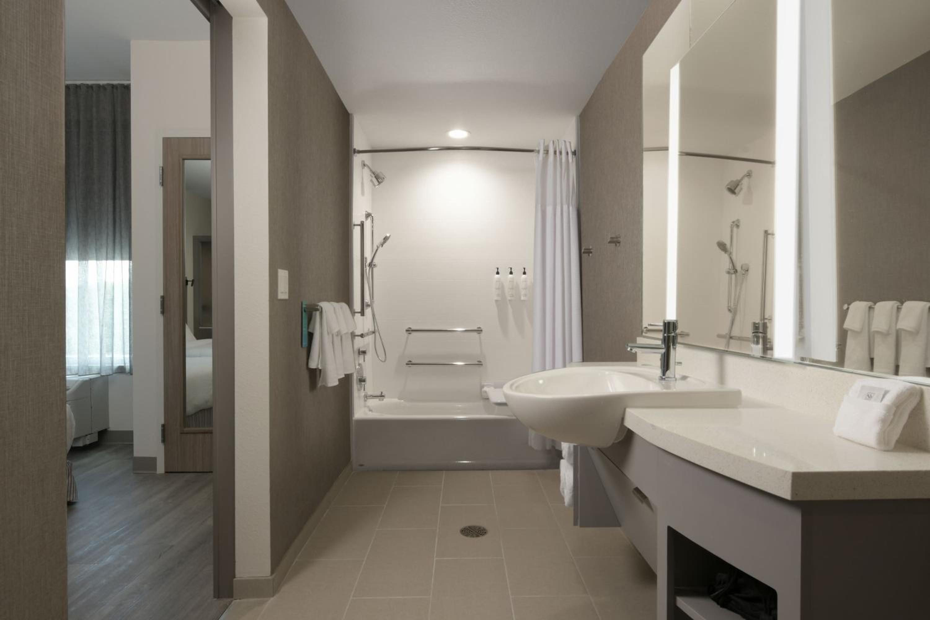 Queen Suite with Two Queen Beds and Sofa Bed - Photo 5