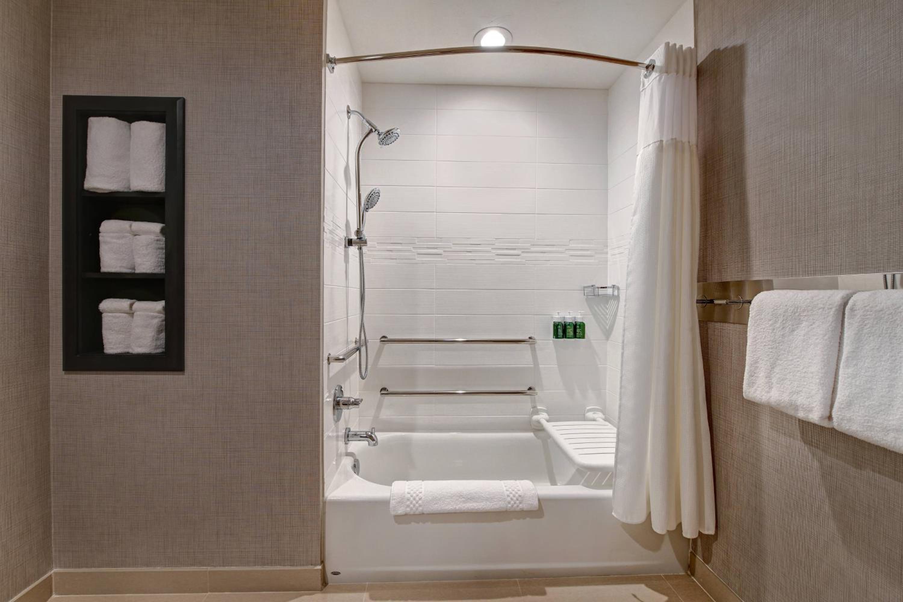 One-Bedroom King Suite with Sofa Bed - Photo 3