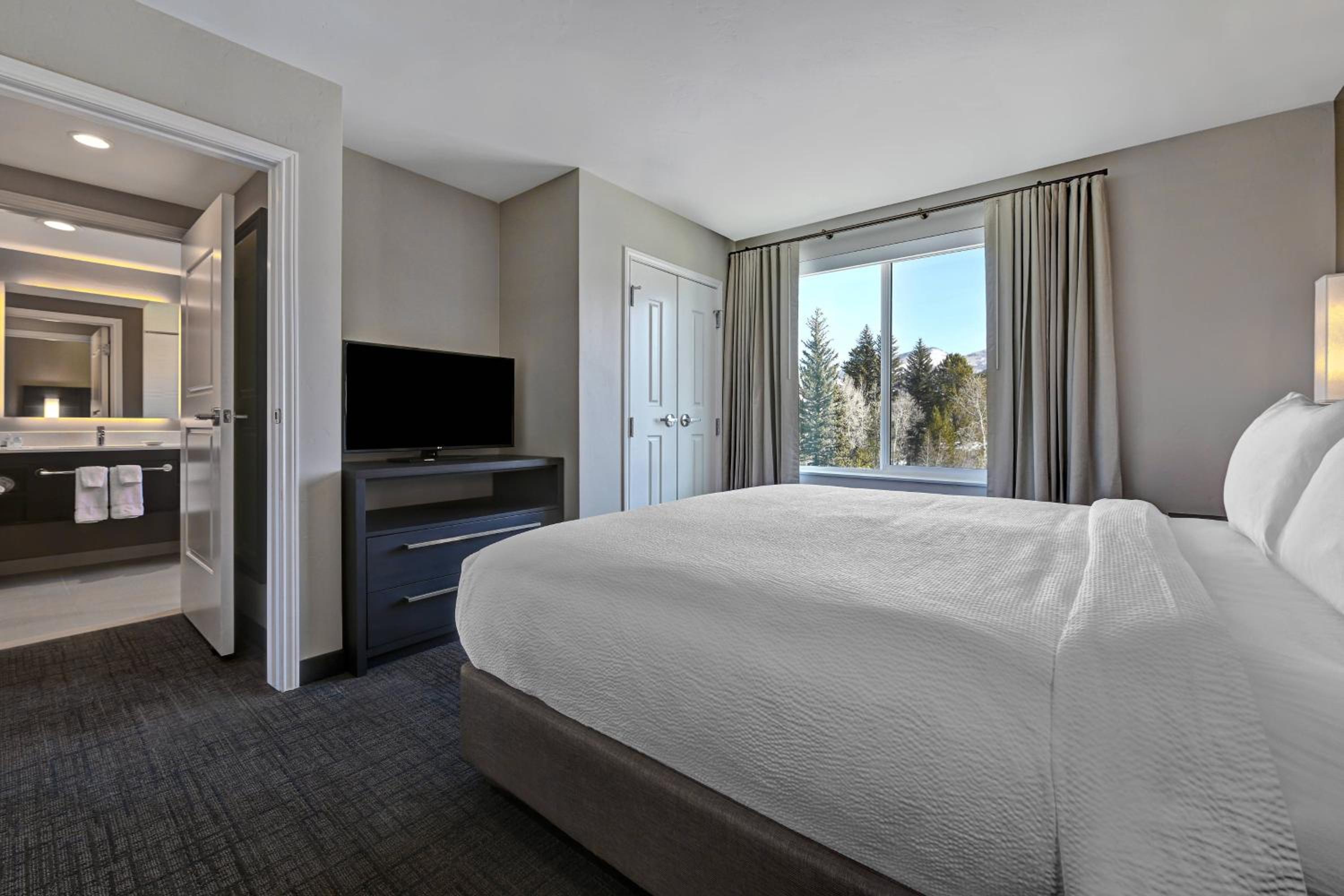 One-Bedroom King Suite with Sofa Bed - Photo 2