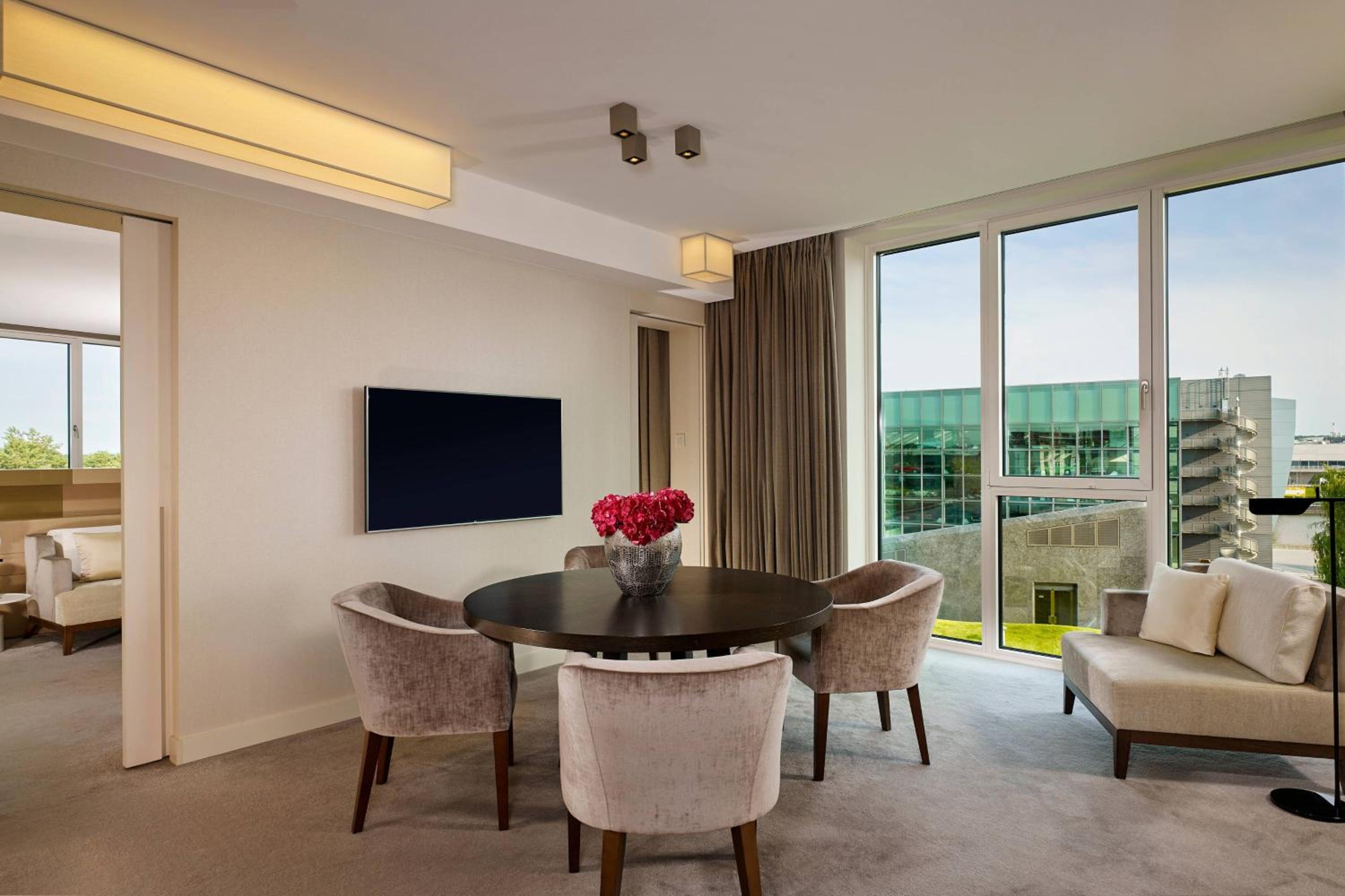 Executive King Suite - Photo 2