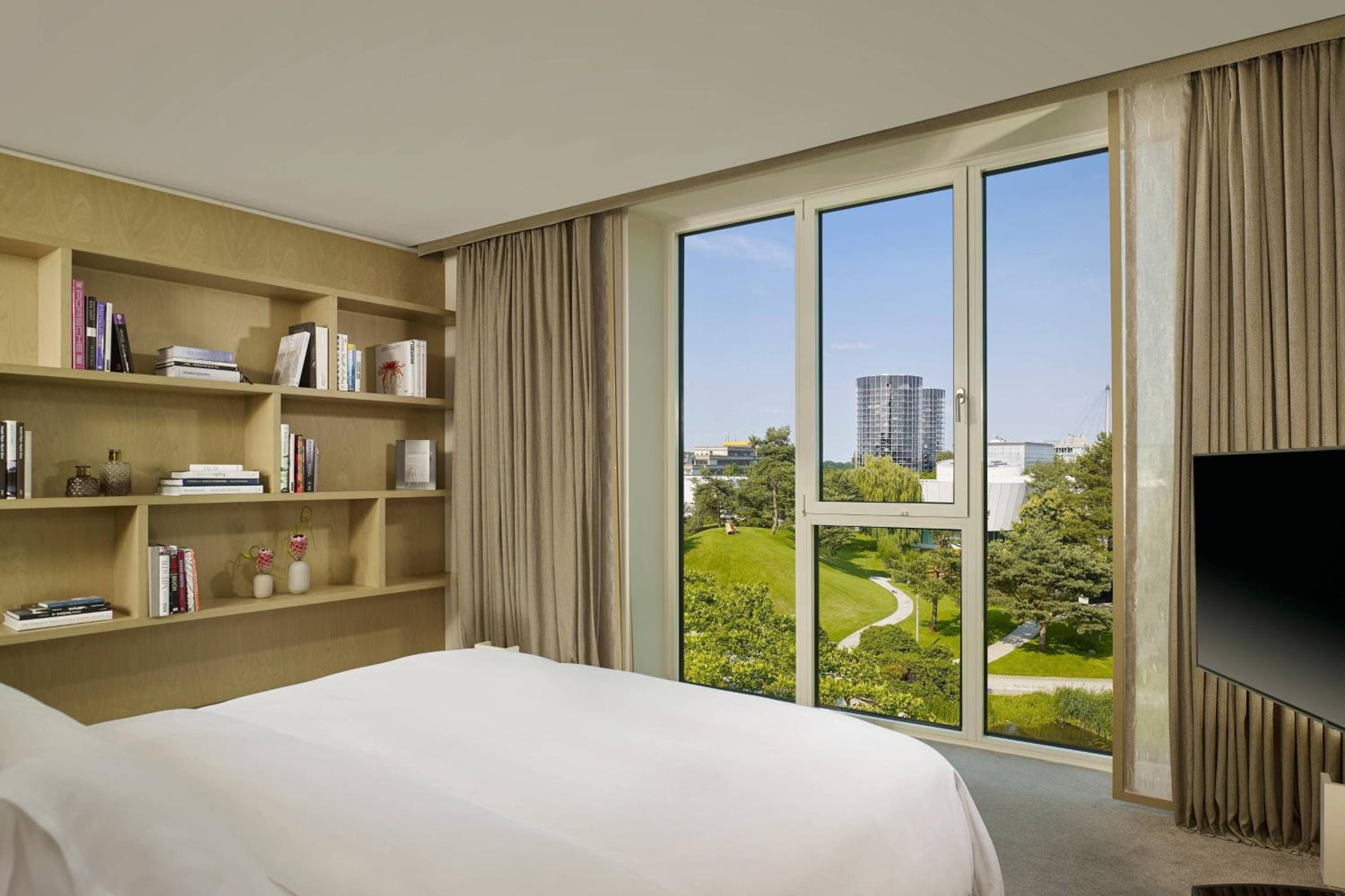 Executive King Suite - Photo 3