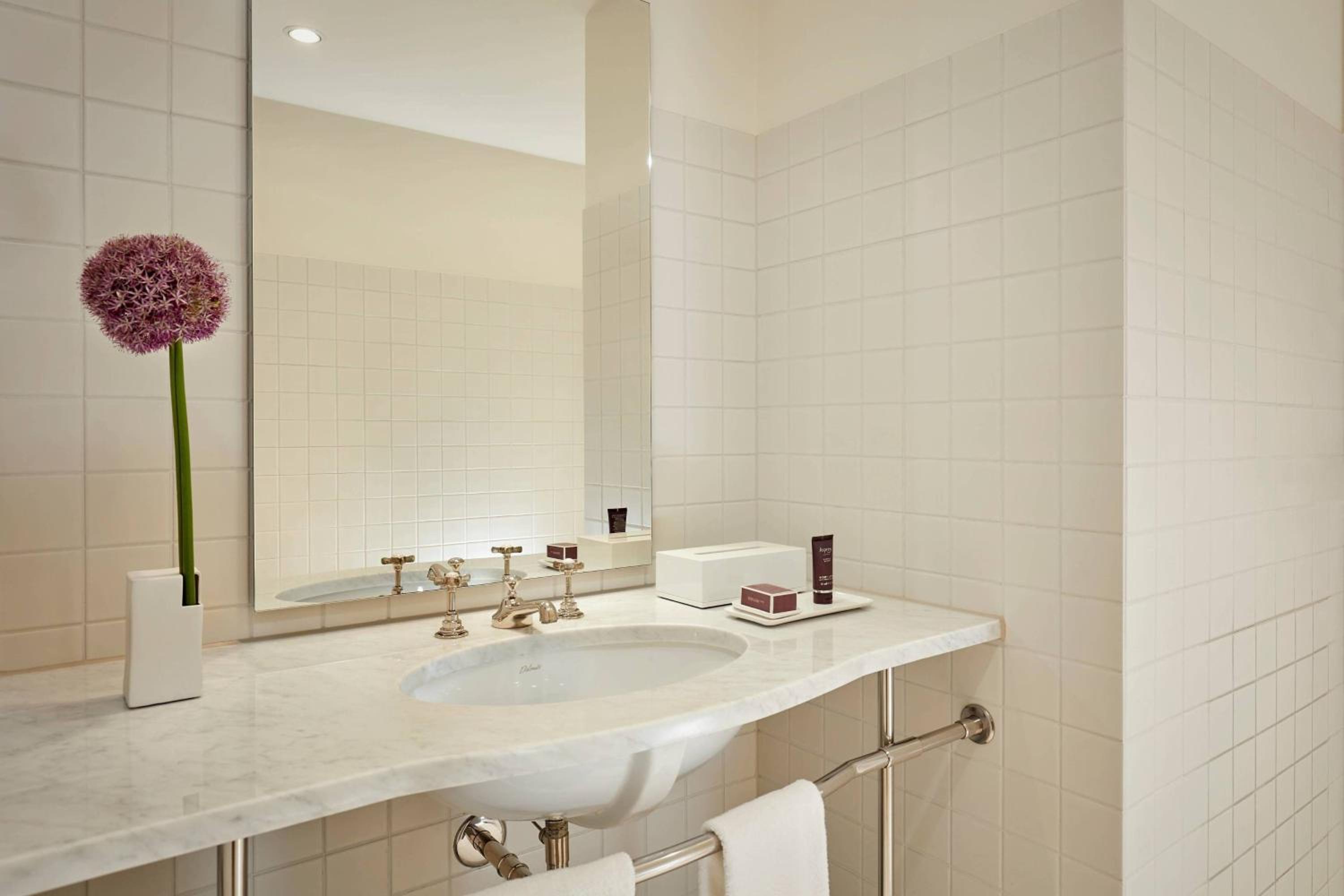 Executive Double Suite with Two Double Beds - Photo 4
