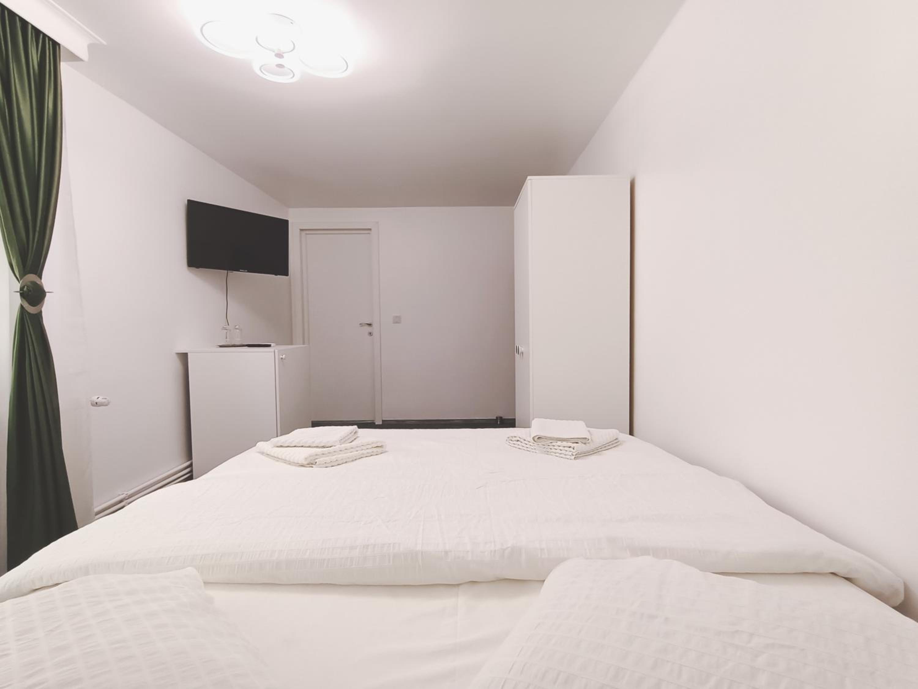 Queen Room with Balcony - Photo 1