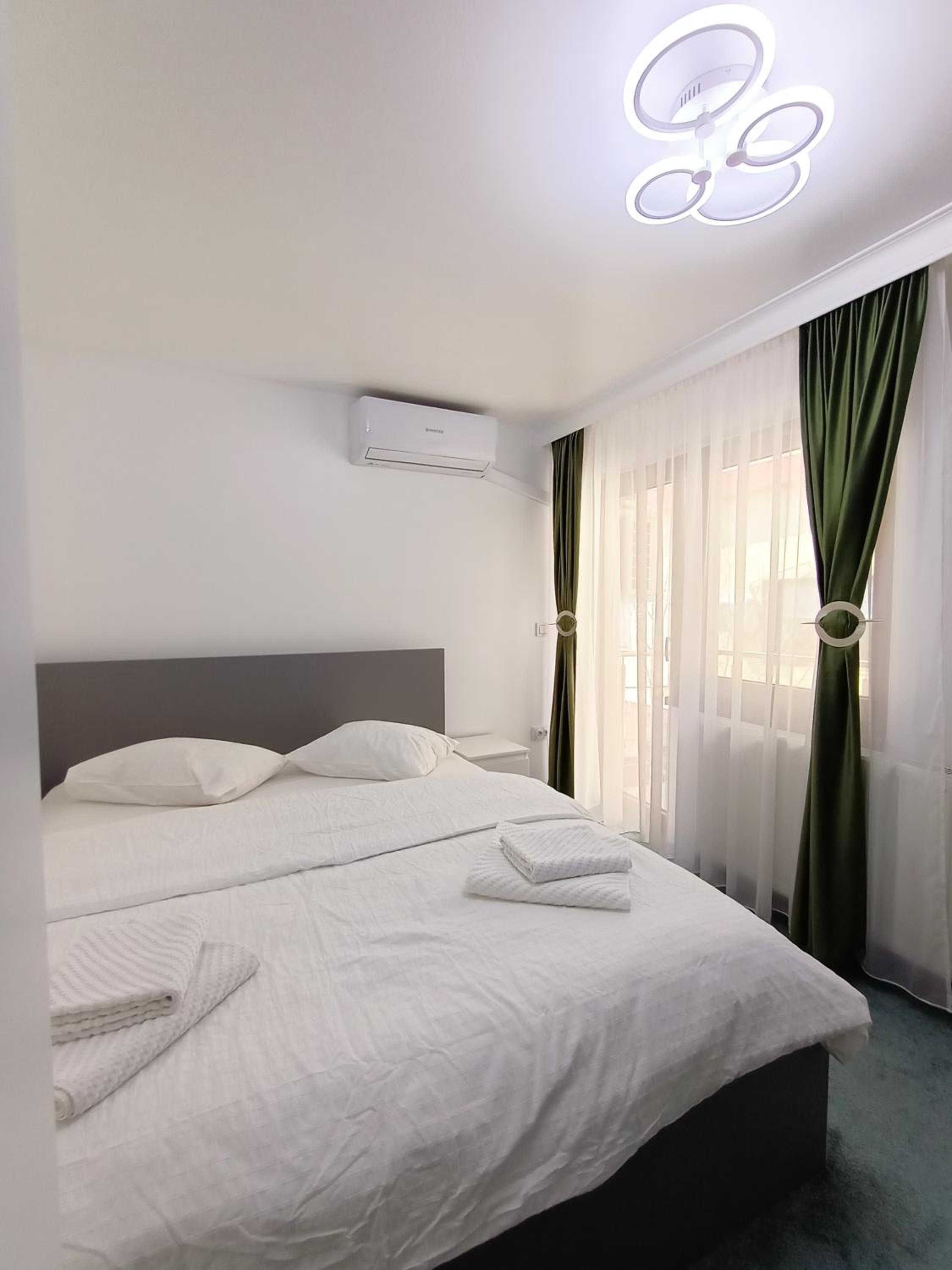 Queen Room with Balcony - Photo 2