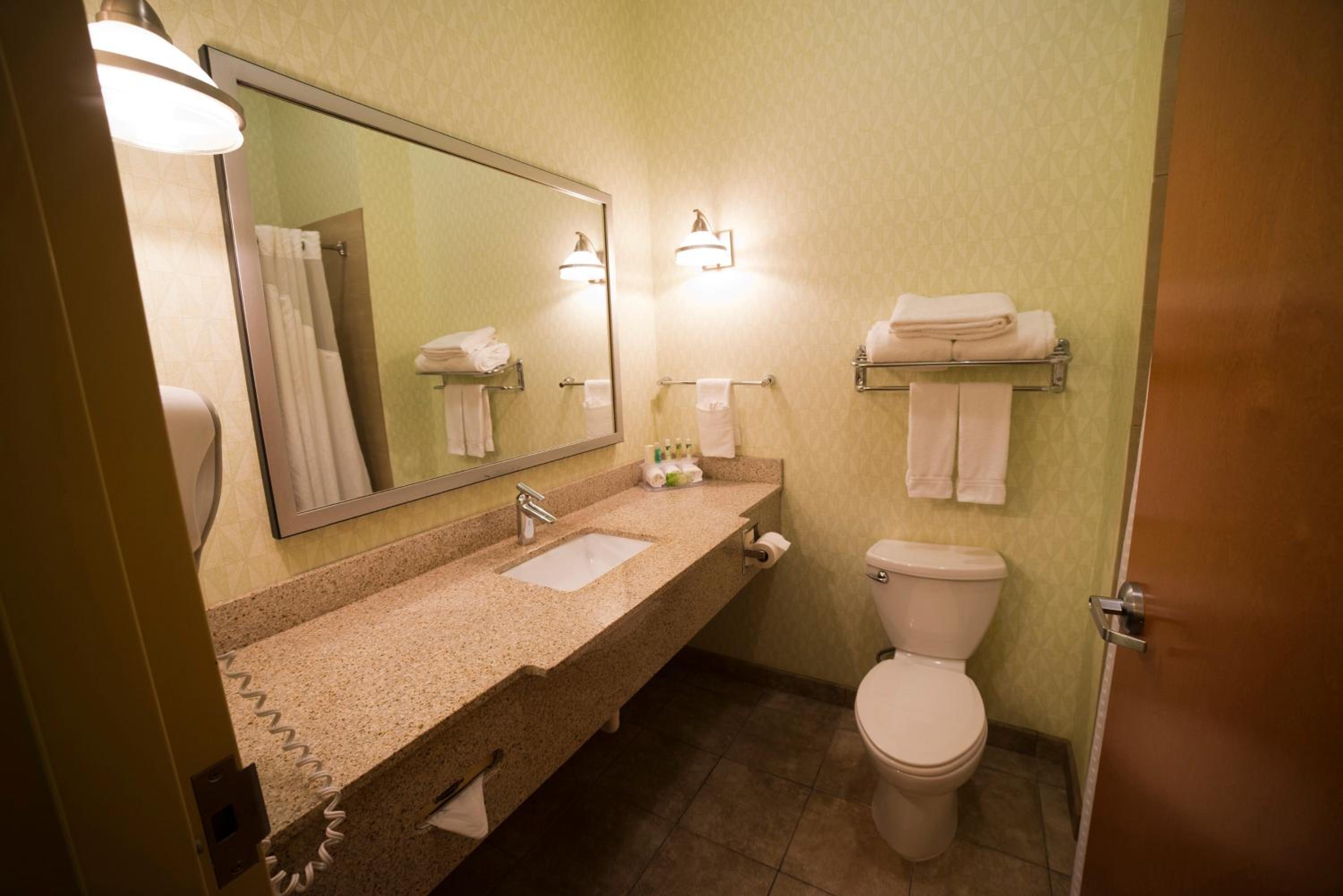 Room with Two Beds - Hearing Accessible - Non-Smoking - Photo 2