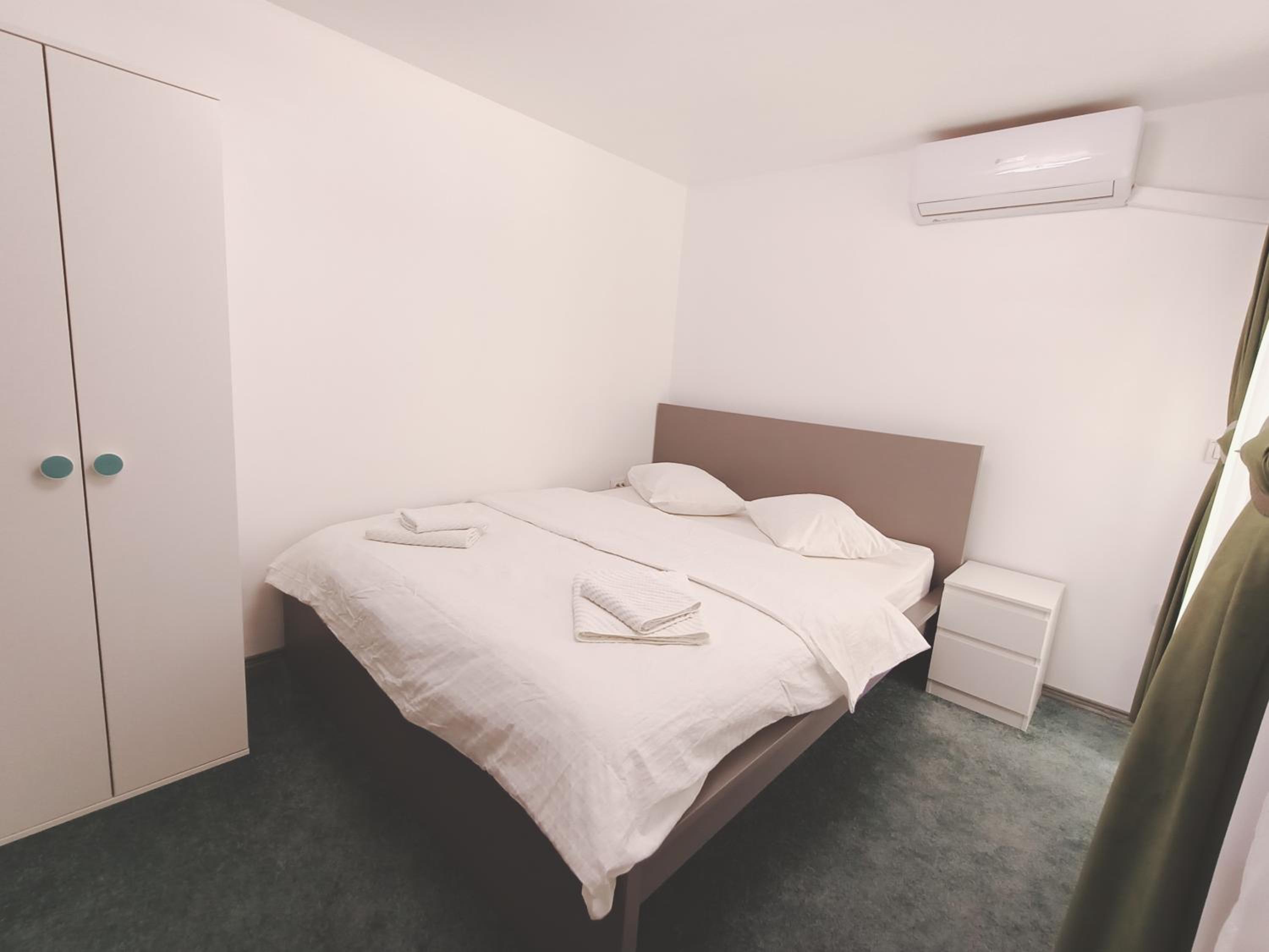 Queen Room with Balcony - Photo 6