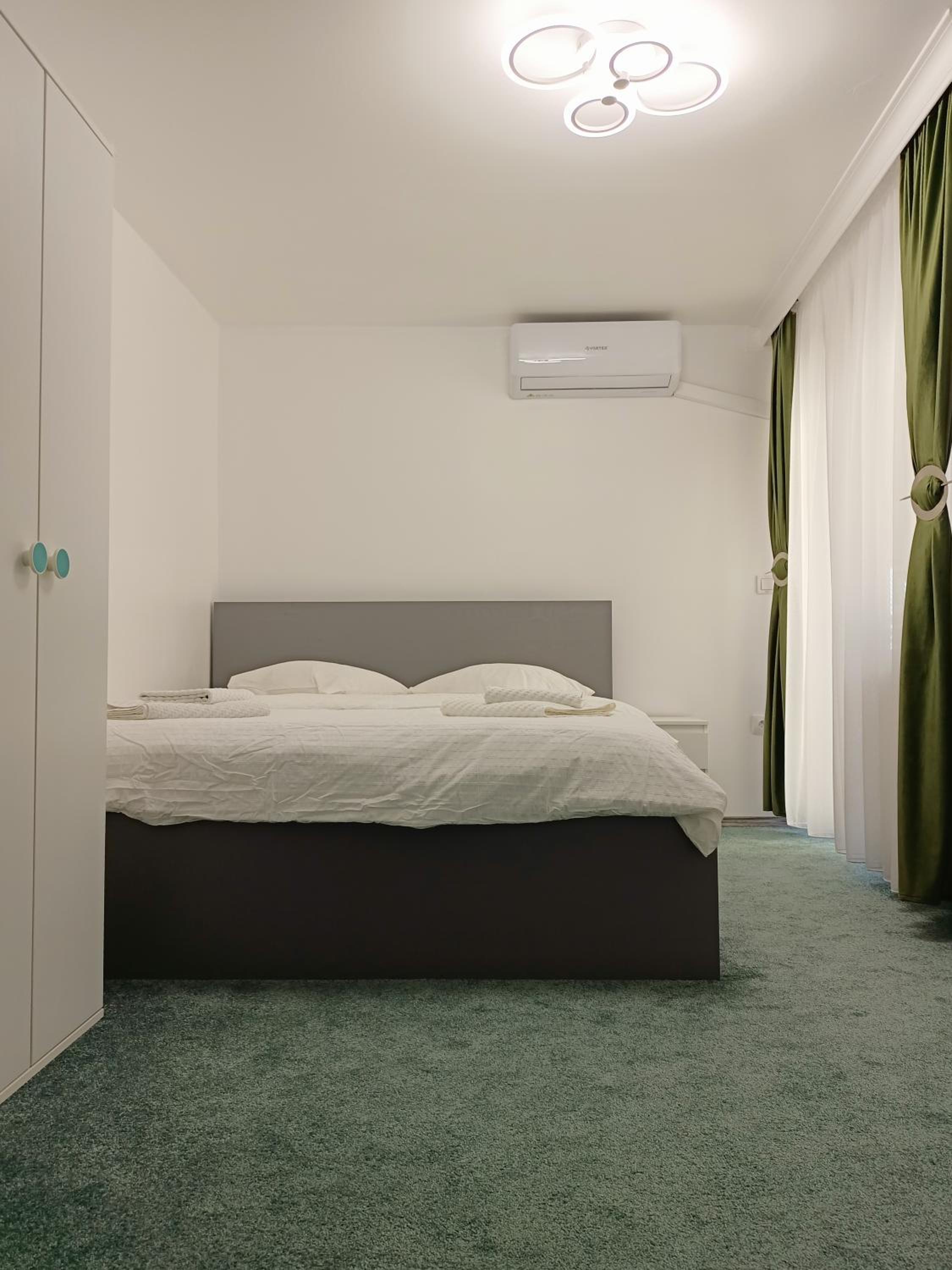 Queen Room with Balcony - Photo 7