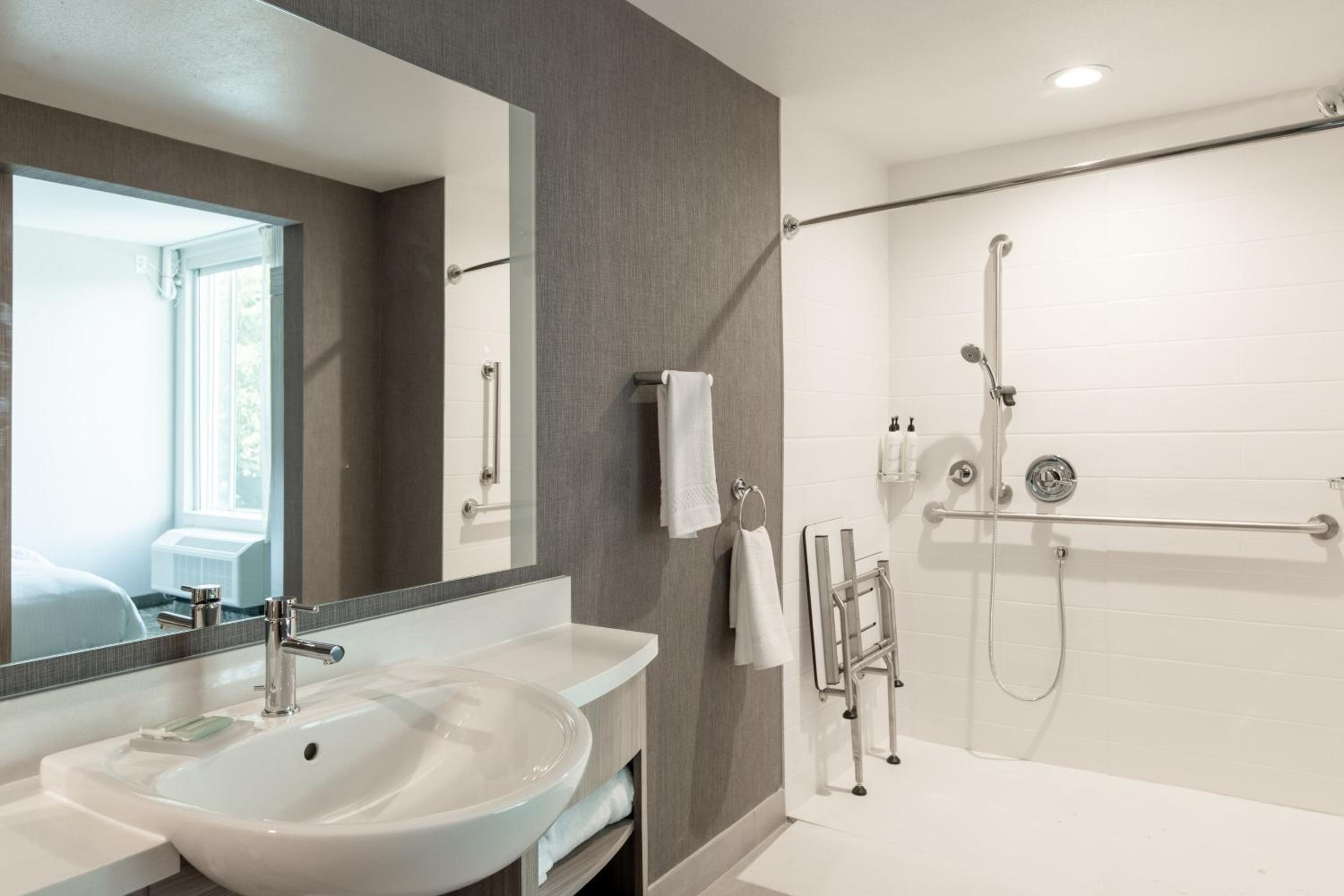 King Suite with Trundle Bed - Photo 10