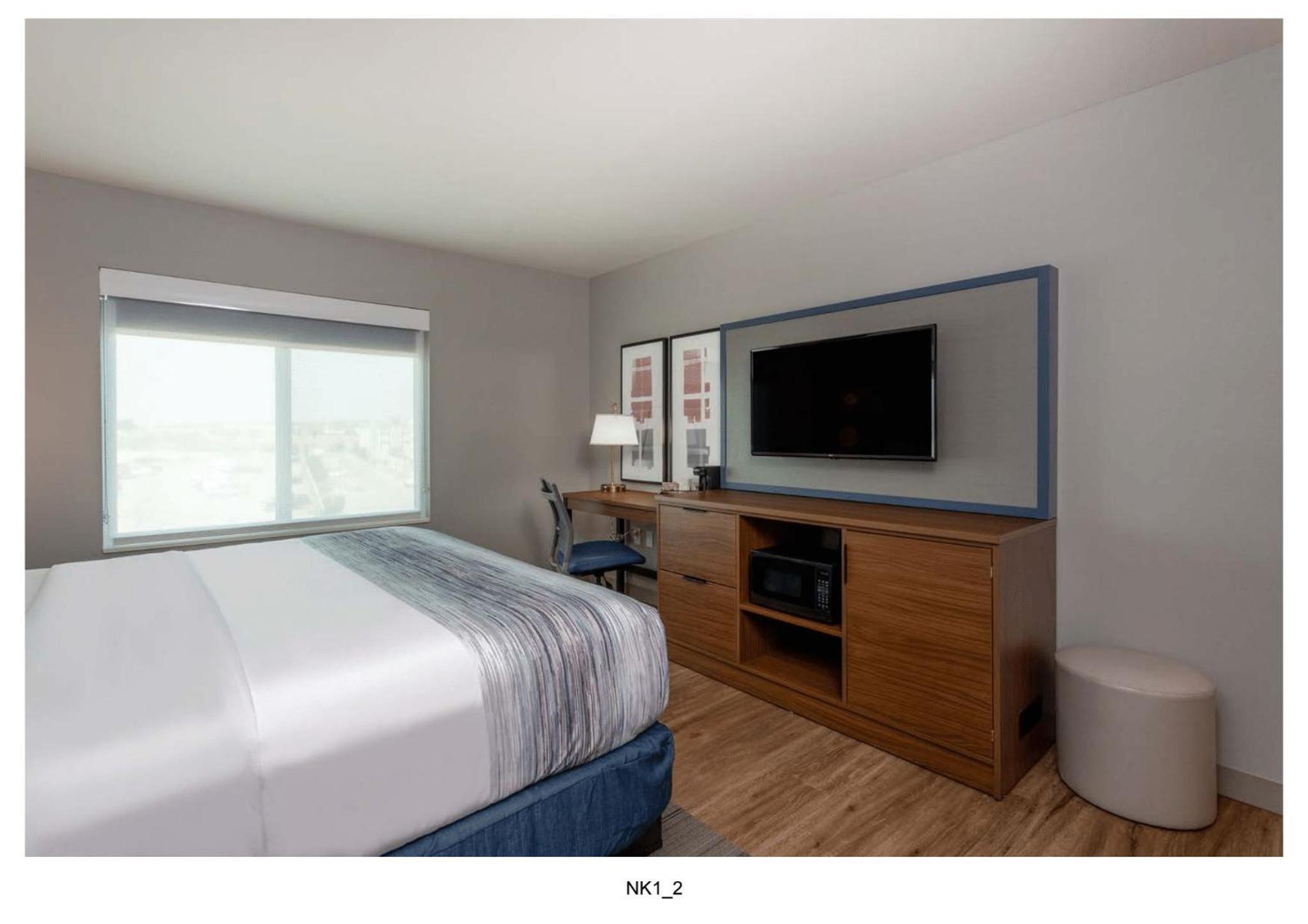 1 King Bed, Mobility/Hearing Accessible Room, Bathtub w/ Grab Bars, Non-Smoking - Photo 1