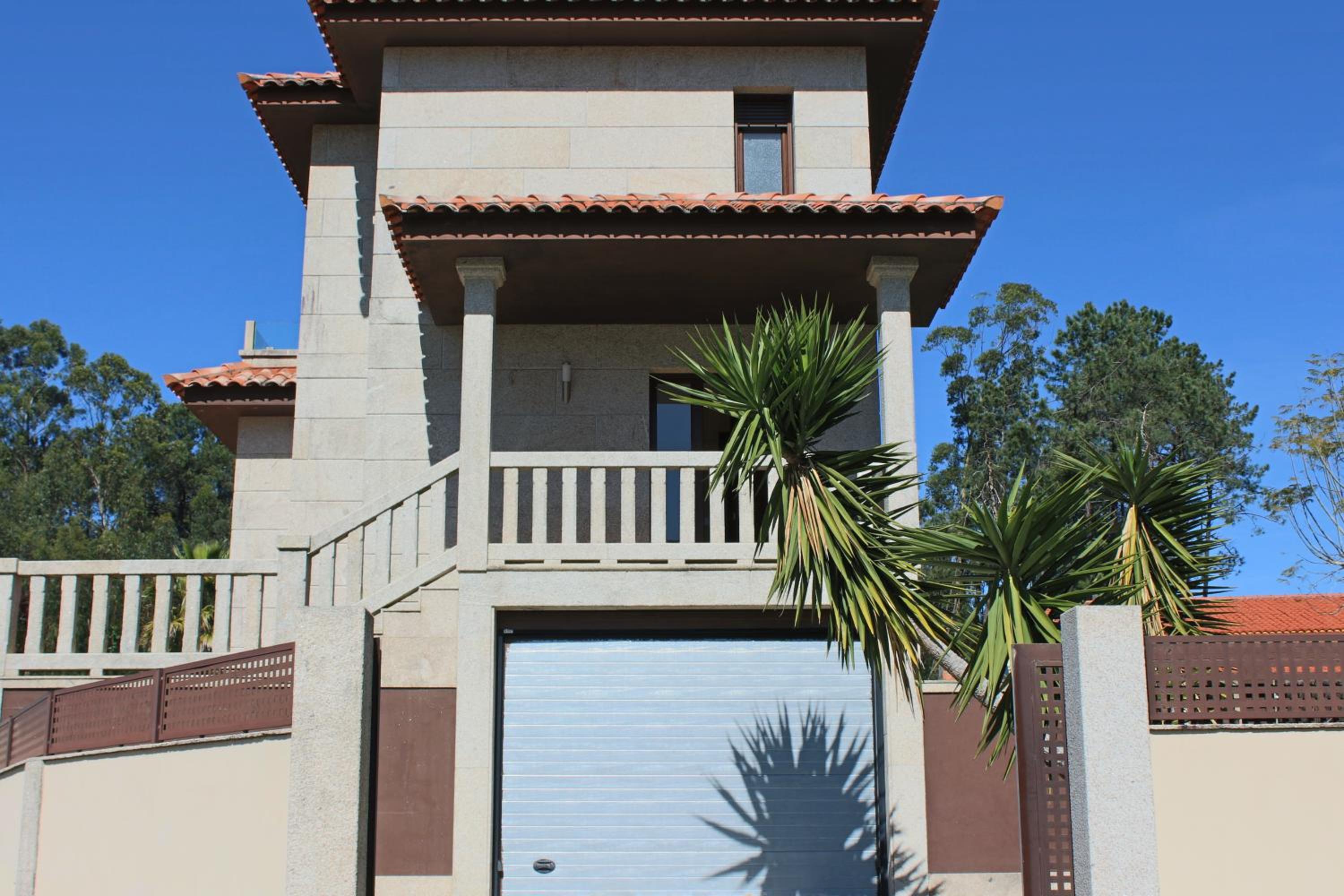 Three-Bedroom House photo 3
