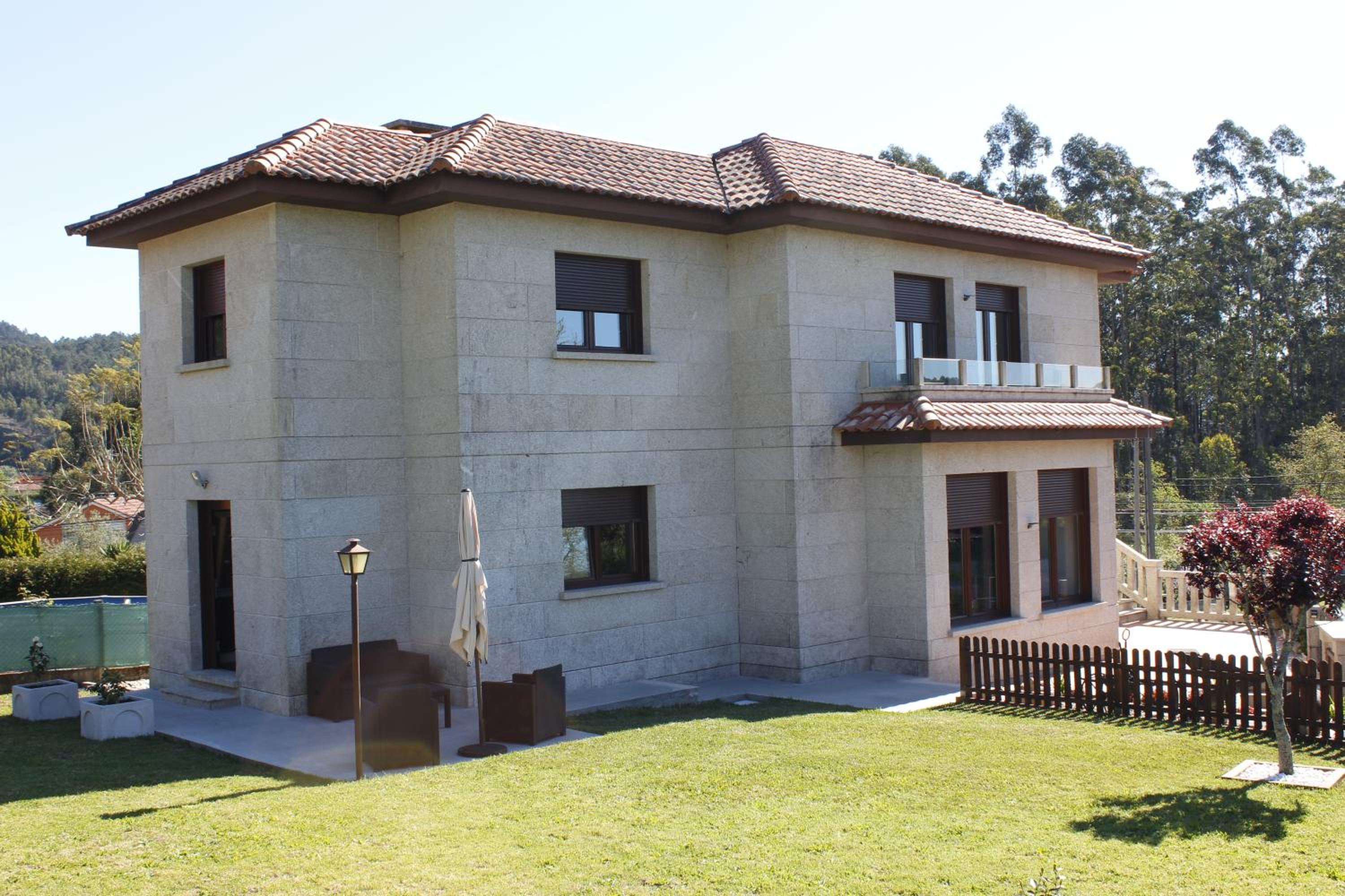 Three-Bedroom House photo 2