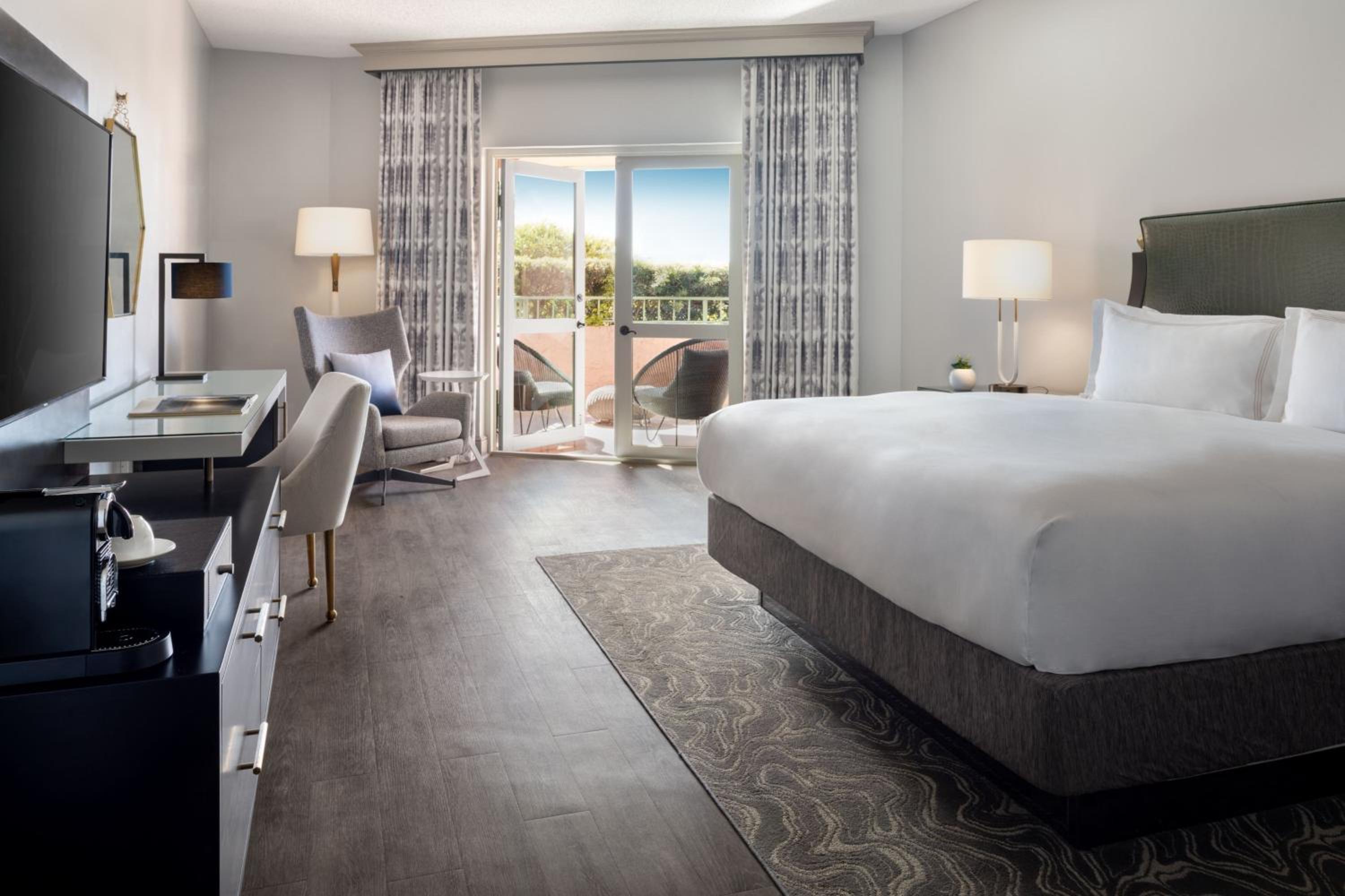 Deluxe King Room With Resort View - Tower - Photo 1
