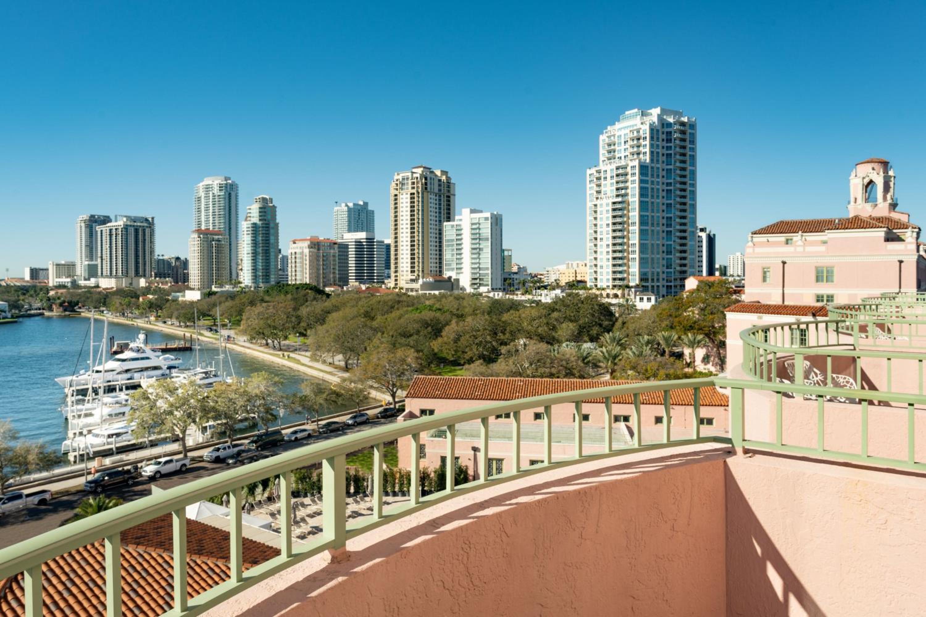 One-Bedroom Premium King Suite with Bay View, Balcony, and Sofa Bed - Tower - Photo 2