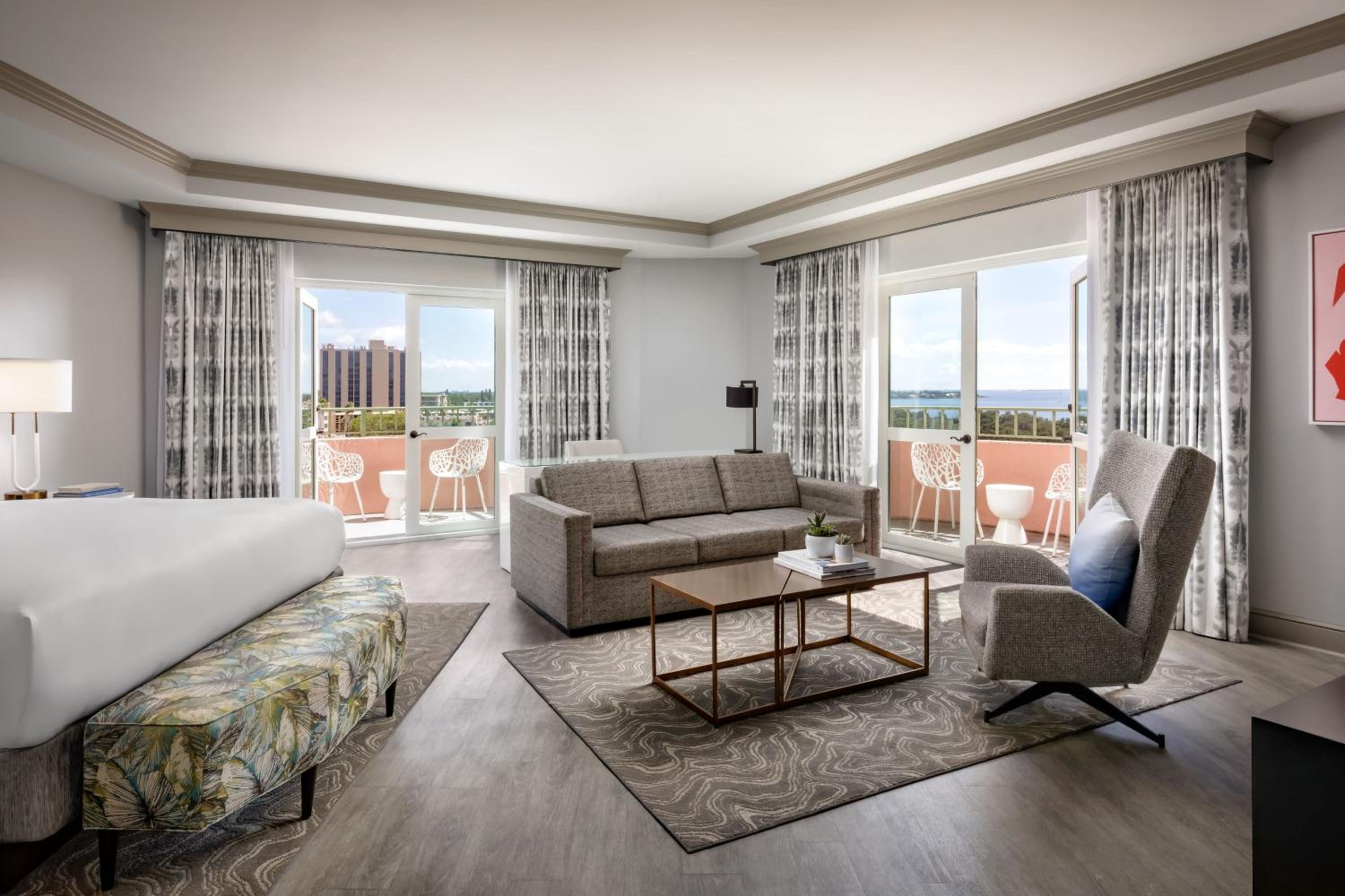 One-Bedroom King Studio Suite with Resort View, Corner, Balcony - Tower - Photo 4