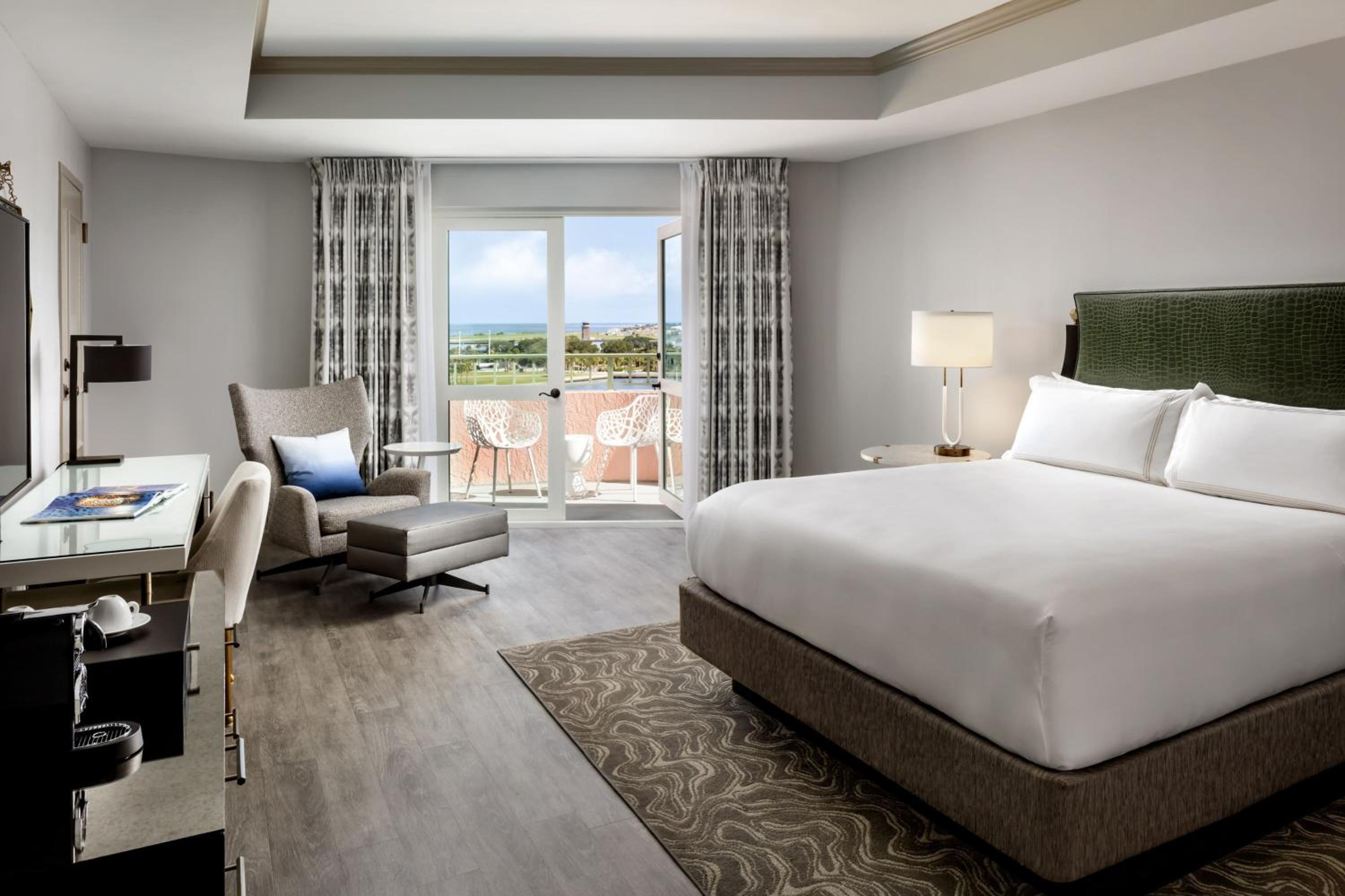 Premium One King Room, Baloncy, Upper Floor, with Bay View - Tower - Photo 1