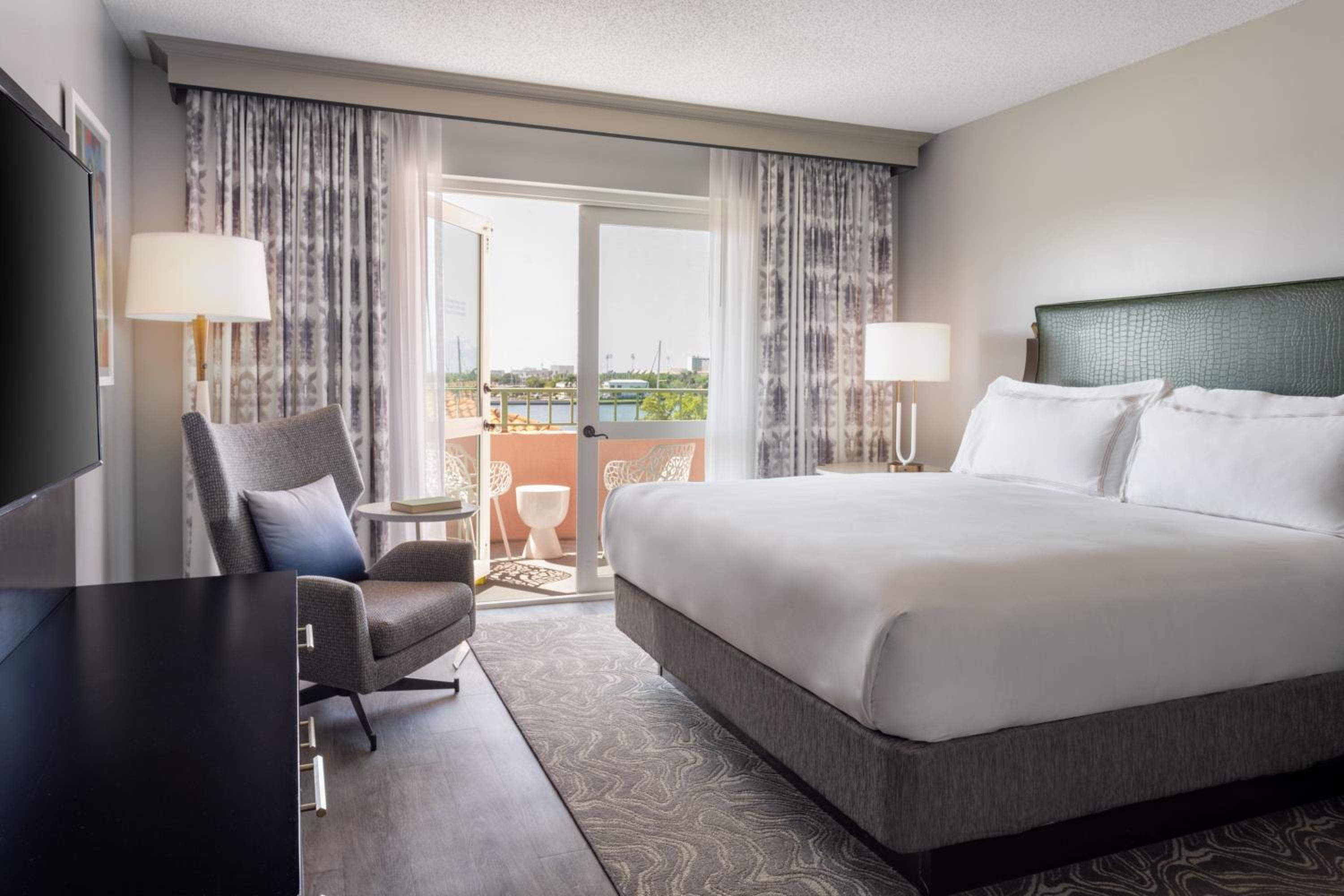 One-Bedroom Superior Suite , 1 King Bed, with Sofa Bed and Bay View, Balony -Tower - Photo 2