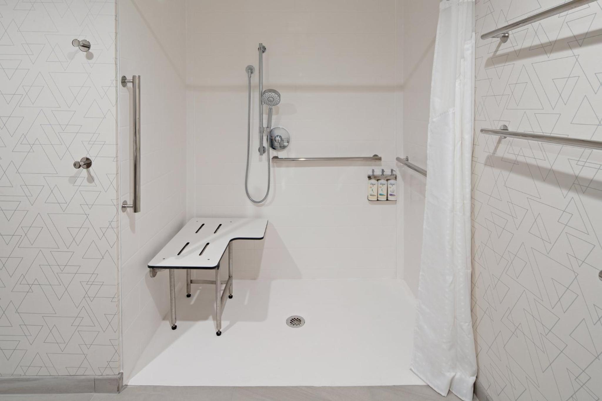 Standard King Room with Communication and Mobility Transfer Shower - Photo 5