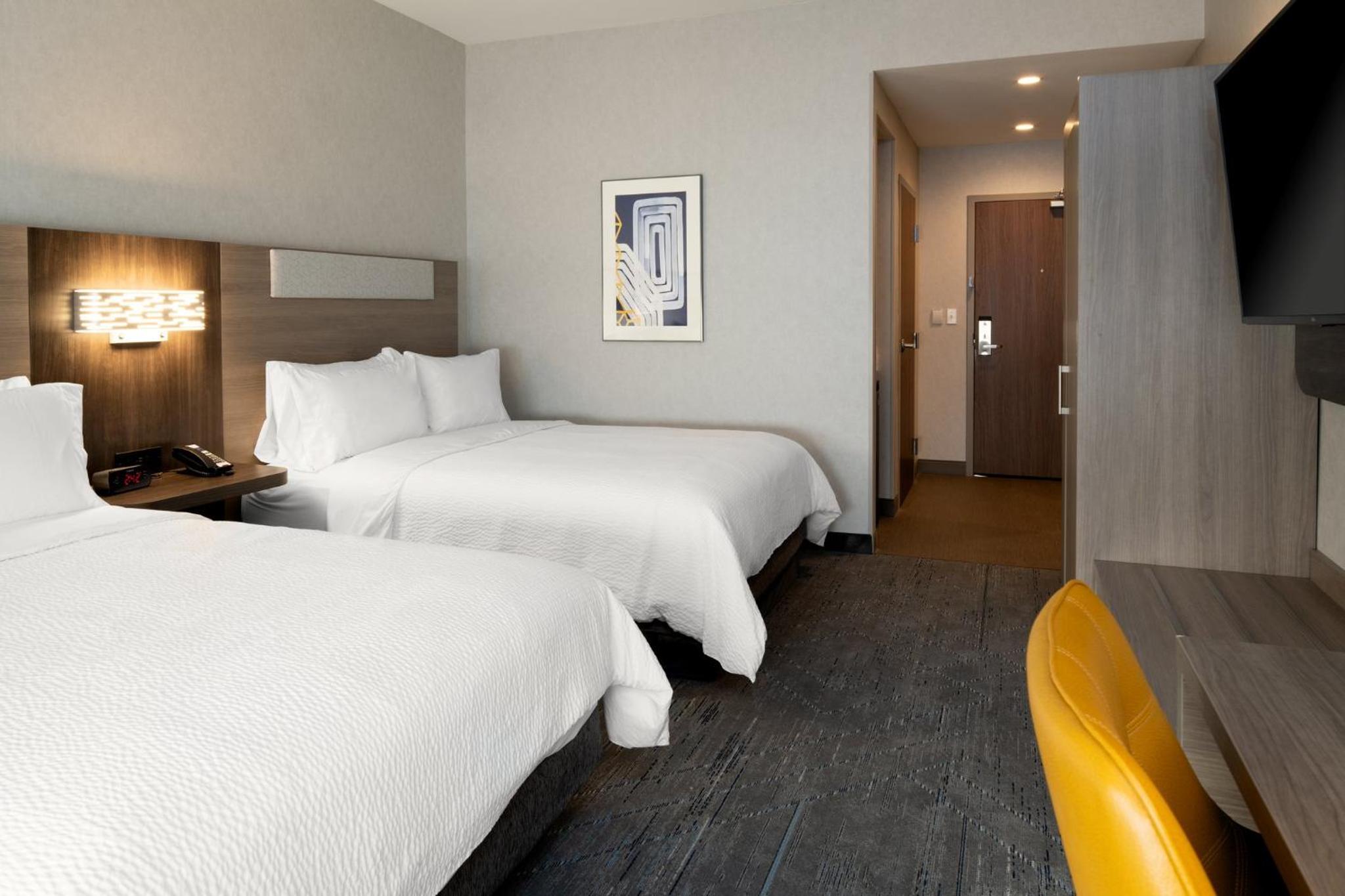 Standard Room with Two Queen Beds - Photo 12