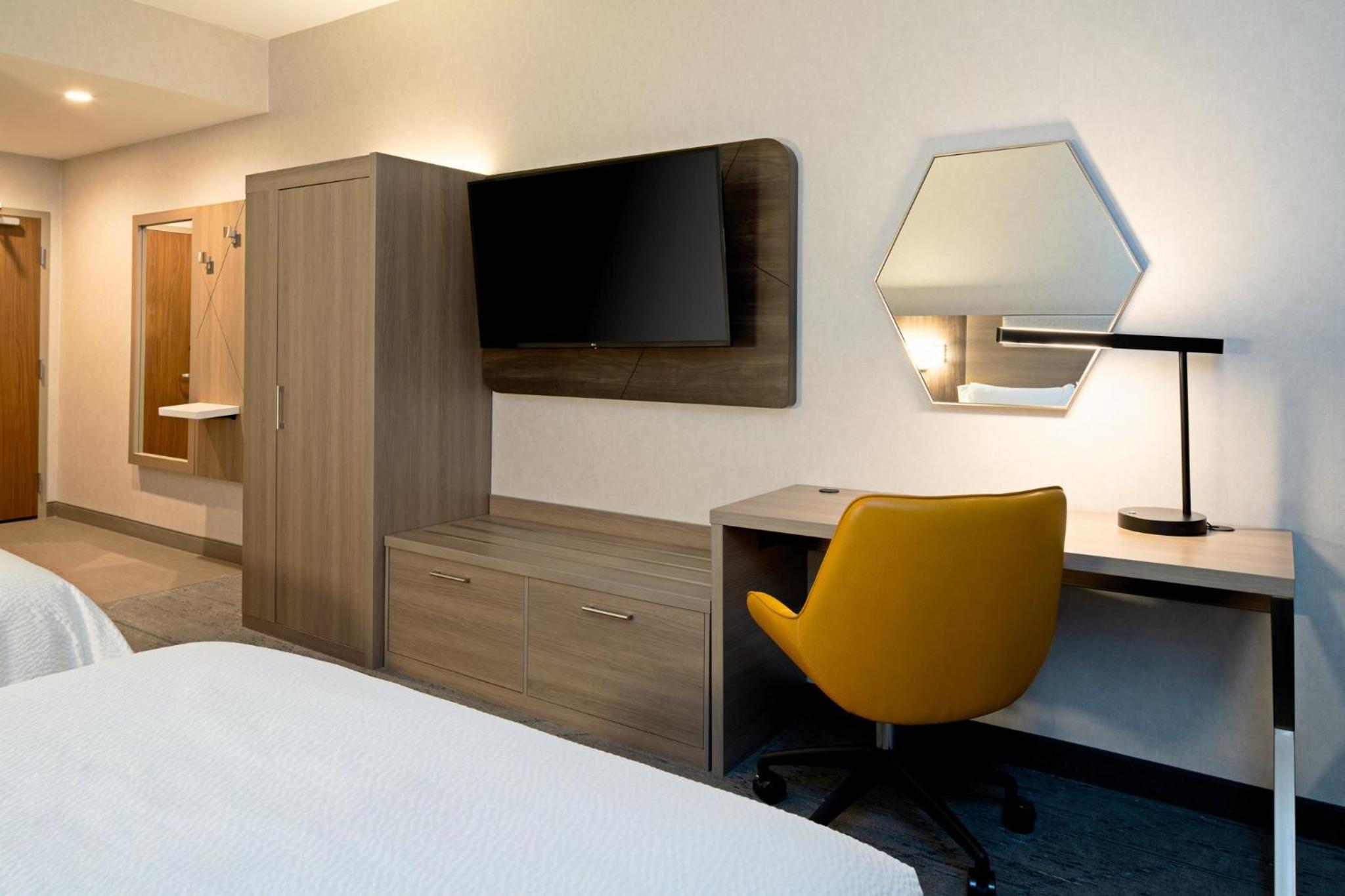 Standard Room with Two Queen Beds - Photo 8