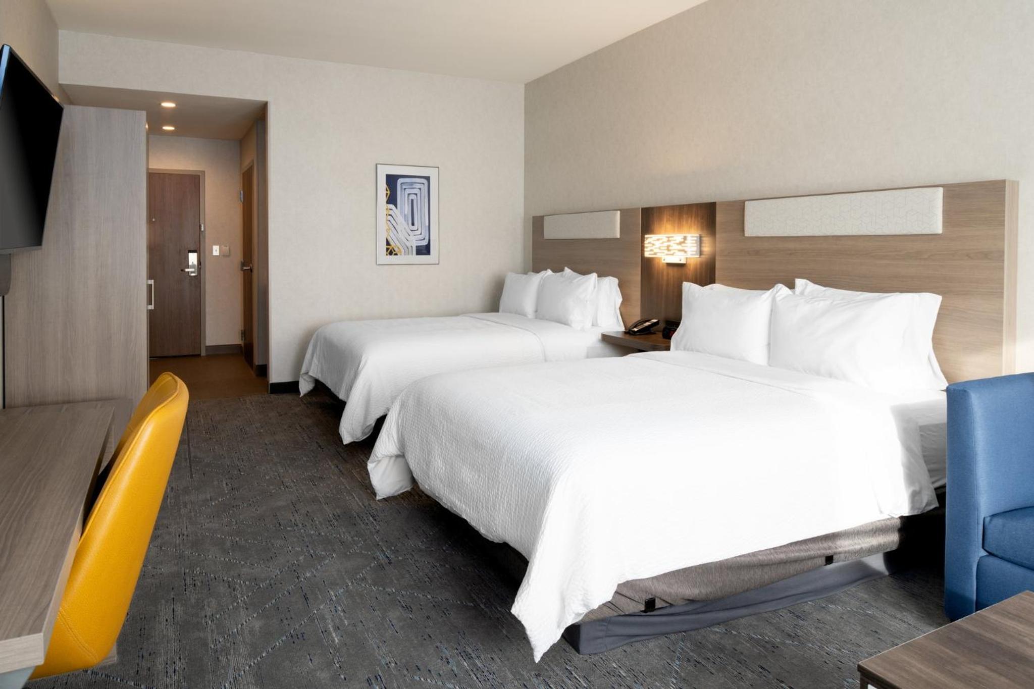 Queen Suite with Two Queen Beds - Photo 9
