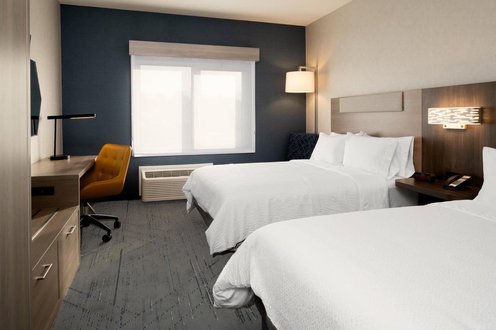 Standard Room with Two Queen Beds - Photo 11