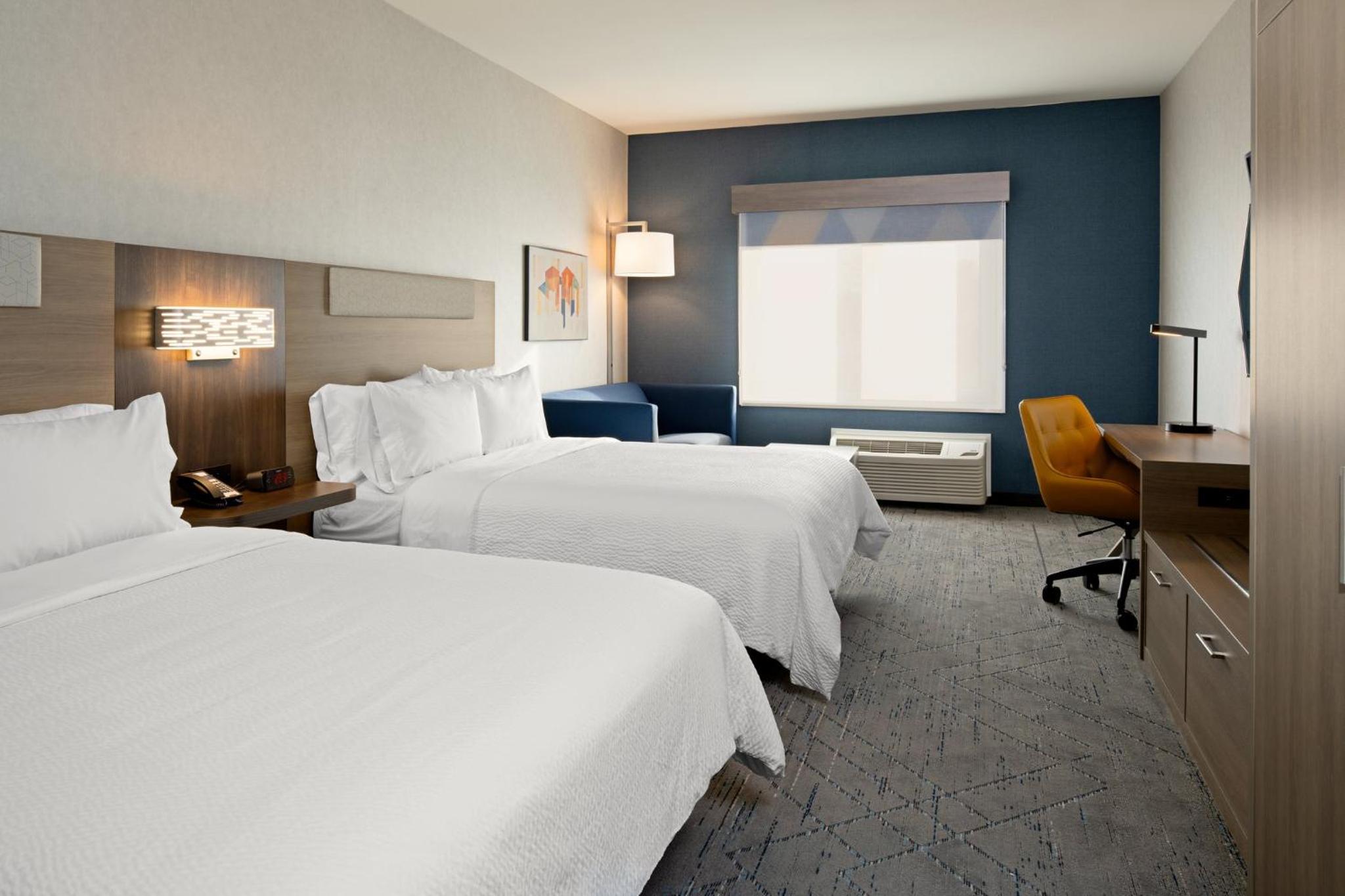 Queen Suite with Two Queen Beds - Photo 7