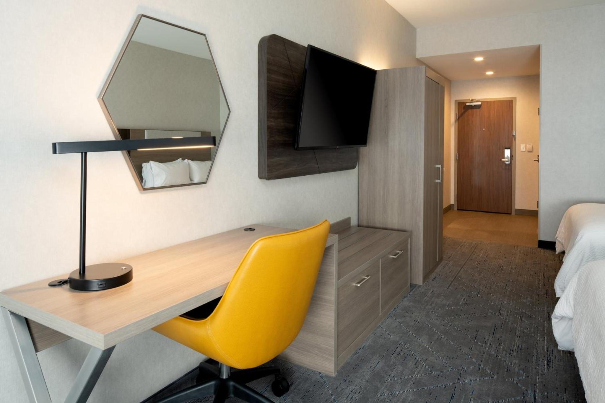 Standard Room with Two Queen Beds - Photo 10