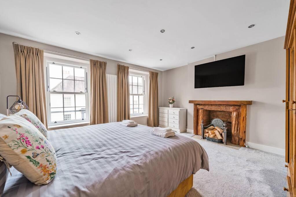 Three-Bedroom House photo 3
