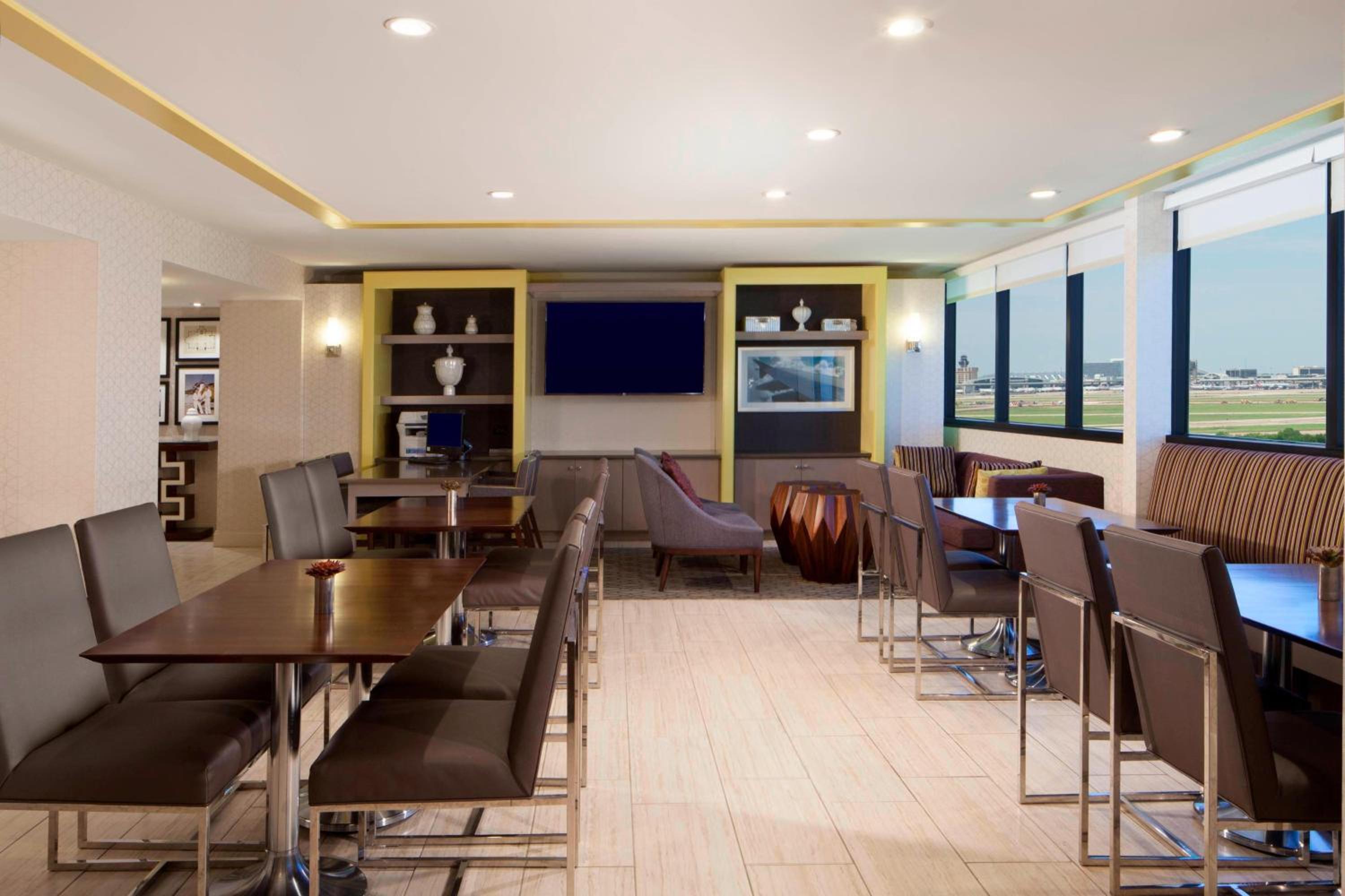 Club level, Guest room, 1 King, High floor - Photo 5