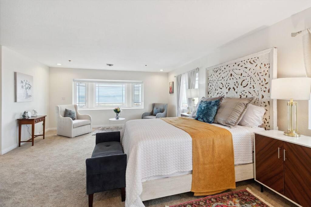 Three-Bedroom House photo 3