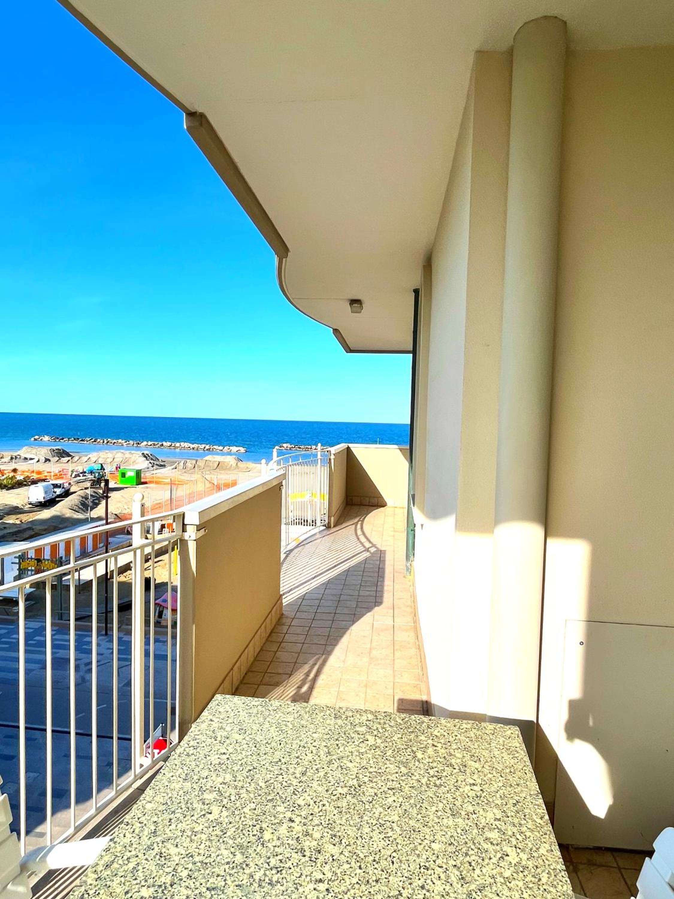 Large One-Bedroom Apartment with Sea View  - Photo 12