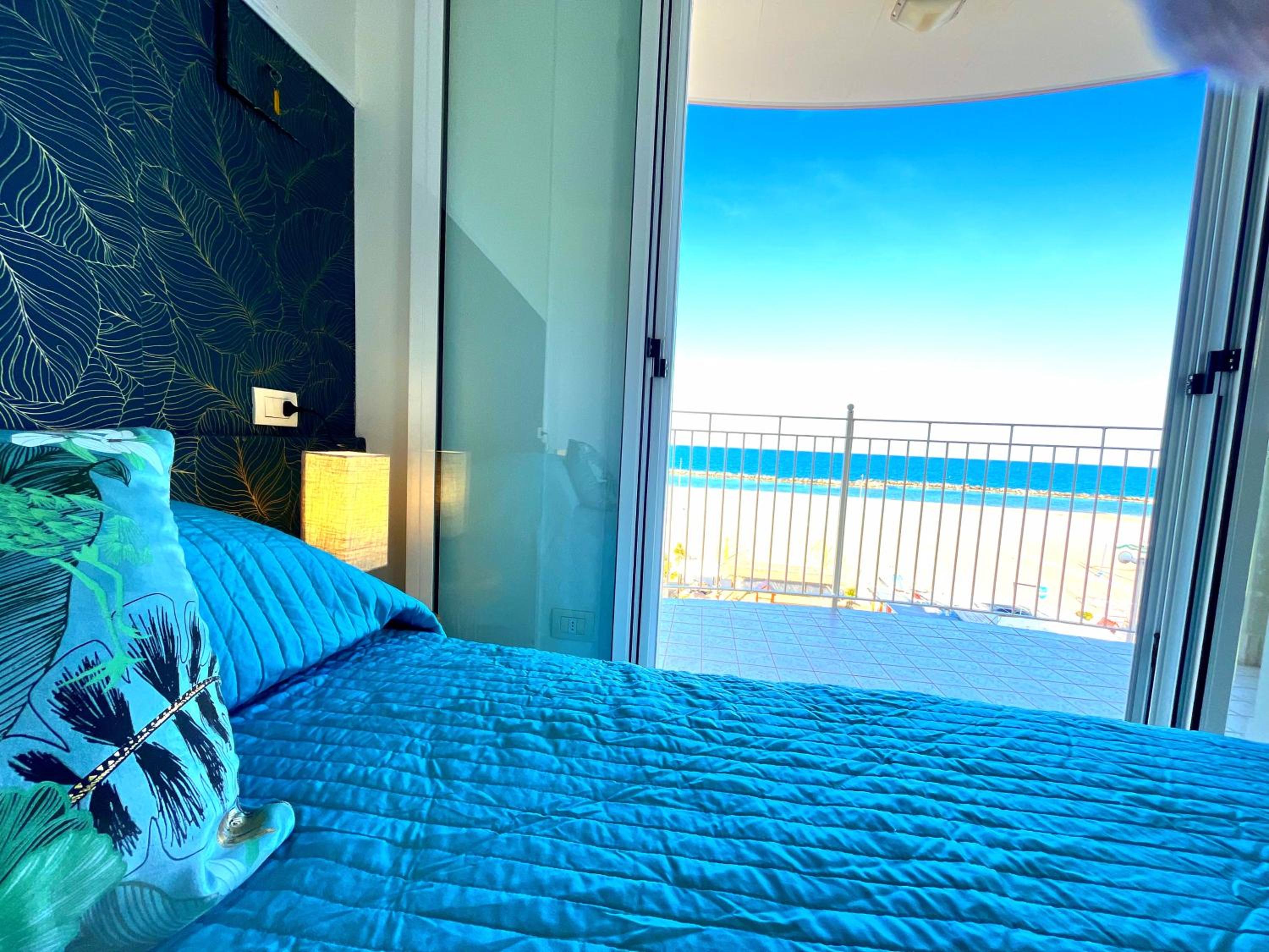 Large One-Bedroom Apartment with Sea View  - Photo 22