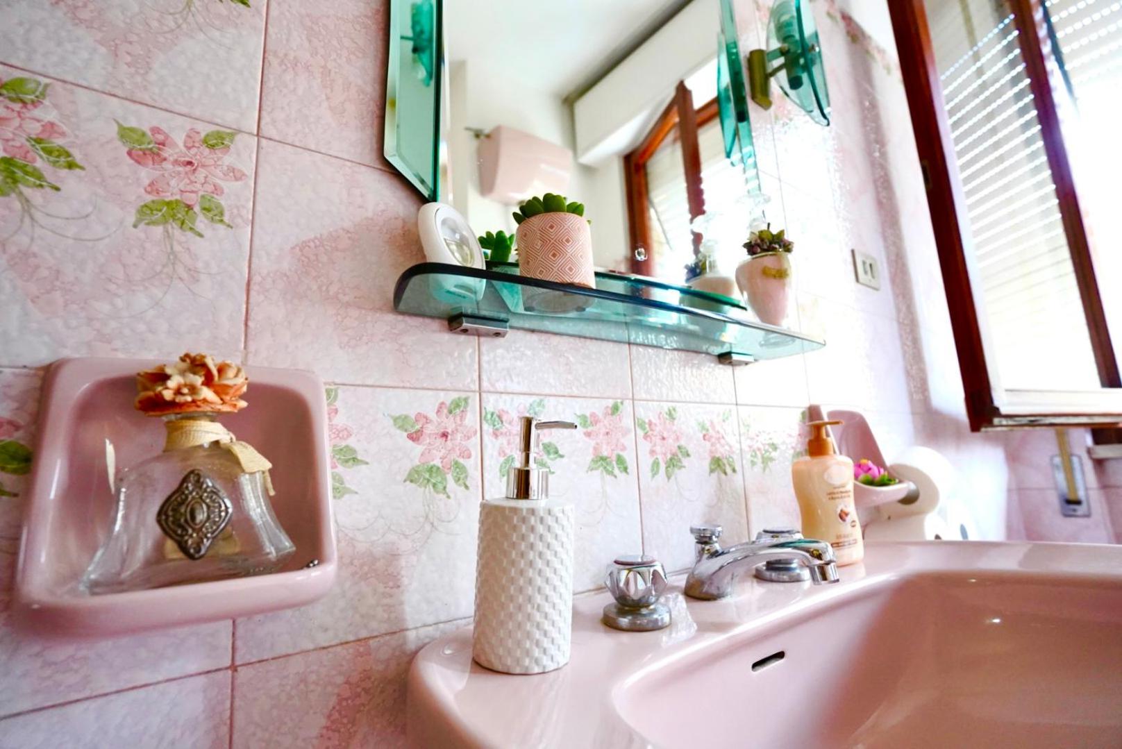 Twin Room with Shared Bathroom photo 2
