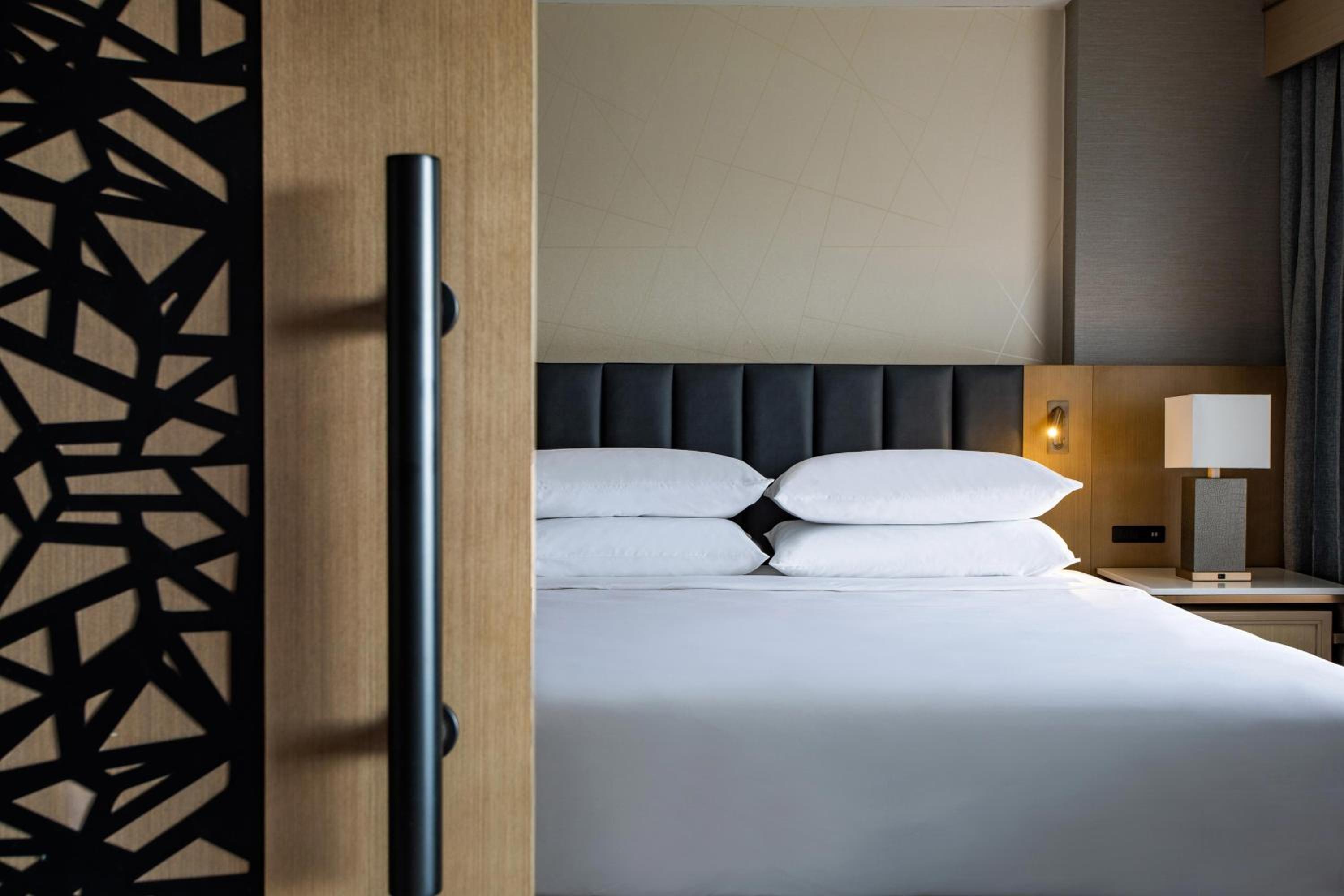 Suite, 1 King, Sofa bed - Photo 6