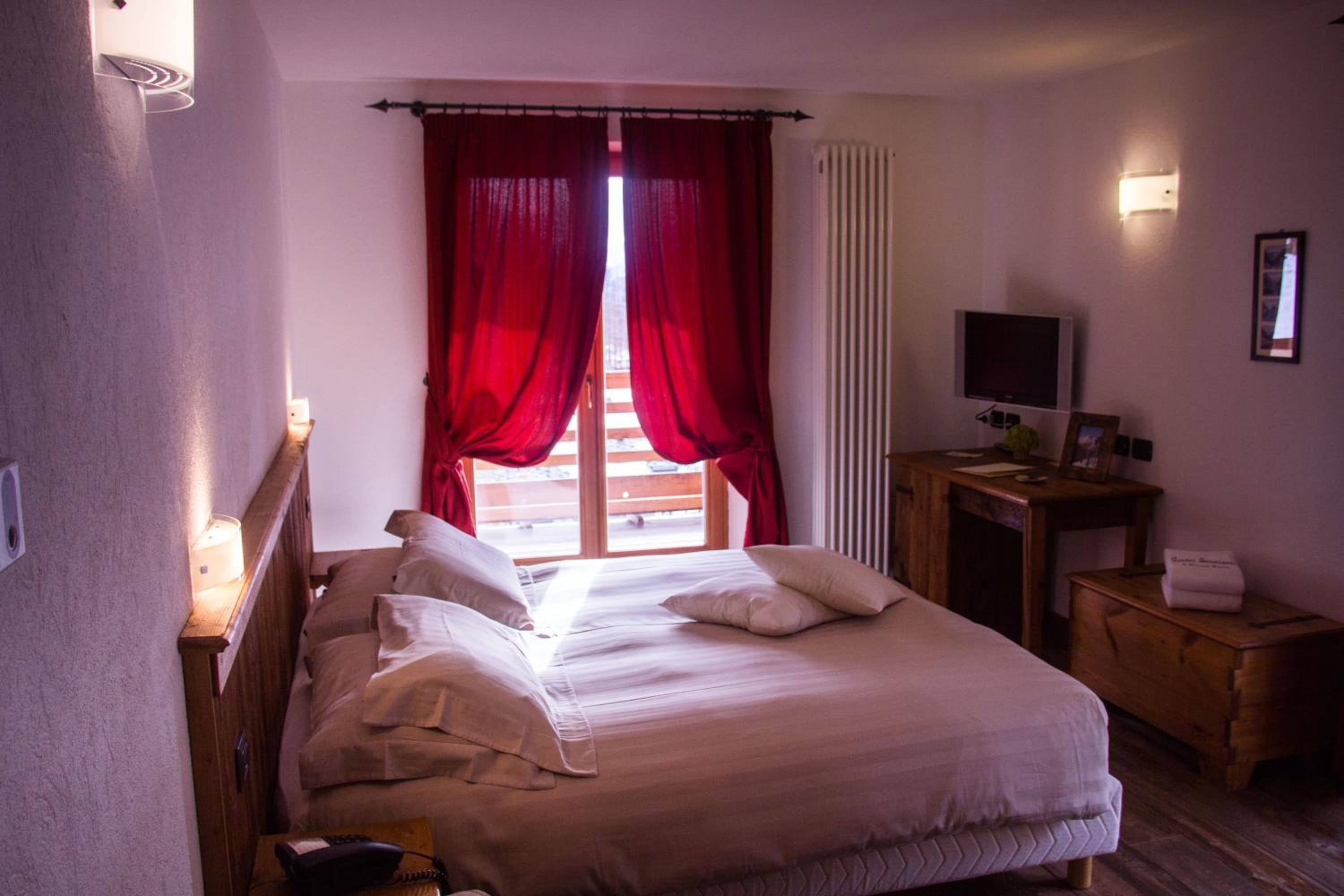 Double or Twin Room with Balcony - Photo 19